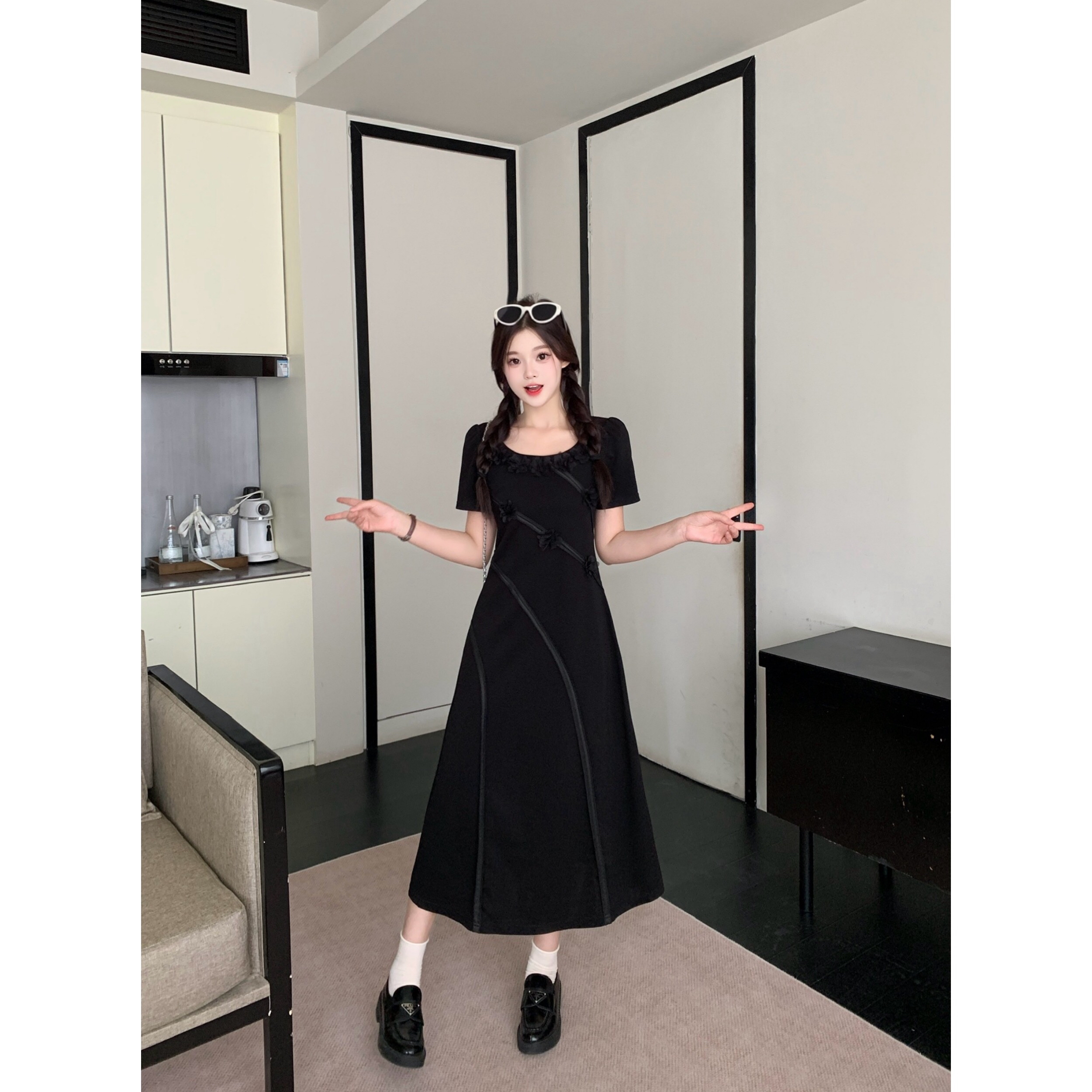 B33(64980) 法式气质立体花朵斜暗纹显瘦黑杏连身裙