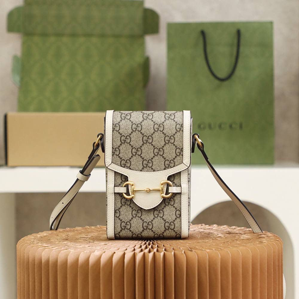 马衔扣 𝟭𝟵𝟱𝟱系列手机包 原厂皮/纯铜五金 ❤️ ☞型号：625615 尺寸：11.5*17*4cm 这款马衔扣标志的手机包，真是一见钟情，相见恨晚的知音，复古气息十足，老花本身就很百搭吸眼球，搭配复古的棕色皮料设计，大家非常喜爱的马蹄扣设计，分分钟想让人入手的冲动，可爱的造型，容纳量非常的高，日常出门的必备神器，颜值担当，不只装下可爱，男女都可共同，爱了！