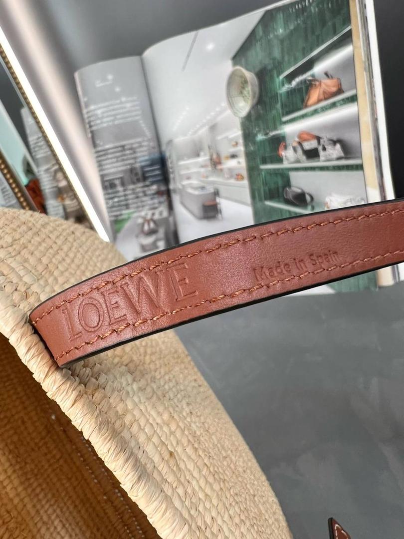 𝑷𝒂𝒖𝒍𝒂'𝒔 𝑰𝒃𝒊𝒛𝒂 菜篮子 🧺到货!! 面料：进口棕榈纤维/牛皮 编码：182006 颜色：原木/棕色 尺寸：28*20*10cm （下单须知：‼️由于天然纤维材料特别，带毛刺，日照时间长短不同，颜色会略有变化，纯手工制作，每个包的尺寸也会所不同‼️） 这款菜篮子做工比之前愈加细腻，背上不会显得笨拙,反而衬得小巧精致、时尚清新,草编与小牛皮的搭配,更显随性自然。 🏷️小Tips：防尘袋可放内里做内胆收纳包使用哦