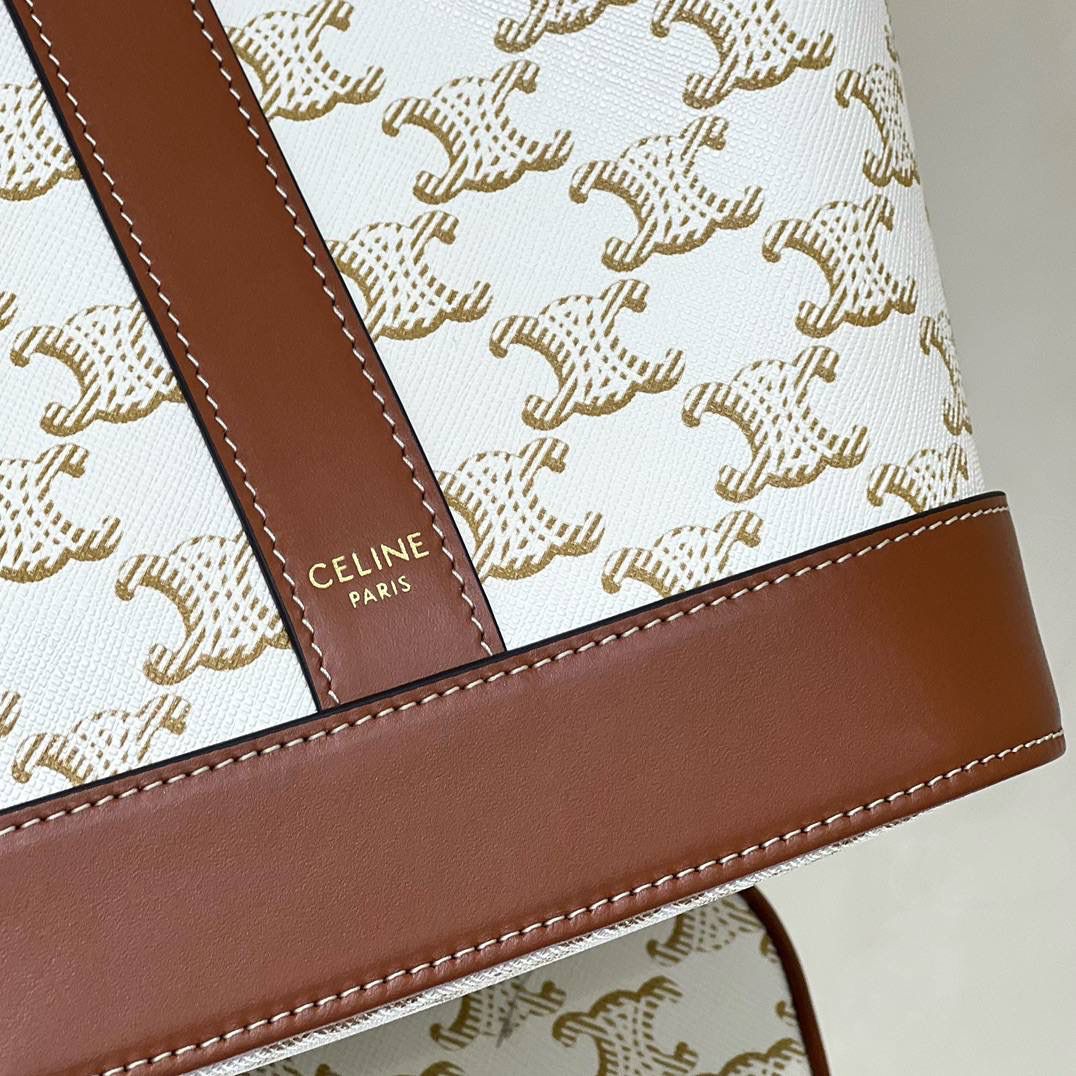 🔥大货实拍图 𝗖𝗘𝗟𝗜𝗡𝗘♥𝗧𝗥𝗜𝗢𝗠𝗣𝗛𝗘 𝗖𝗔𝗡𝗩𝗔𝗦小号水桶 型号：191442 尺寸：30*22*13cm。 小个子女生也能轻松hold住的水桶包🧡