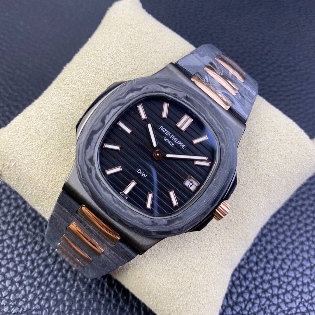 【PATEK PHILIPPE 鹦鹉螺5711 DiW 】碳纤维的美学呈现，DiW赋予鹦鹉螺5711 腕表别样的风格。DiW作为知名的腕表改装品牌，以高端的碳纤维赋予腕表全新的视觉与触觉体验，进而吸引了众多爱好者的关注。鹦鹉螺5711腕表是DiW近期的代表作，这款腕表开创了复合材料进化的新纪元，因为它在美学上结合了高端碳纤维的轻盈感和陶瓷的的光滑度。该腕表表壳采用高端碳纤维制成，并融入了不锈钢元素，黑色的整体色调与不规则纹理造型，尽显别致观感。表盘搭配时标与指针，呈现出典雅与奢侈的质感。腕表后盖采用不锈钢材料进行黑色涂层制作，视觉观感非常统一。腕表搭配的表带特别震撼，也是碳纤维与不锈钢材料组合制成，碳纤维的纹理如云似烟，让人爱不释手。百达翡丽鹦鹉螺5711经DiW重新改造制作，个性前卫，时尚炫酷，非常适合追逐个性和潮流的年轻人们！