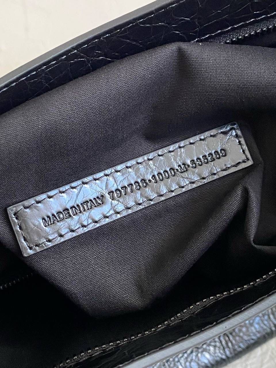 爆款🔥 ba1enciaga lie city机车包中号 黑枪🖤 哎呀，时尚真是个轮回啊 熹妃回宫！机车包24年强势回归！ 铆钉系列虽然古早，但经典 回归肯定有它的硬道理 用过city的姐妹应该都知道 它耐用 抗造 容量大 有拉链 可拎可背可挎，从日常到工作，从工作到旅行 就没有它装不下的物品 最好卖最有范儿的还得是中号 38.5×24×13.5cm797786m