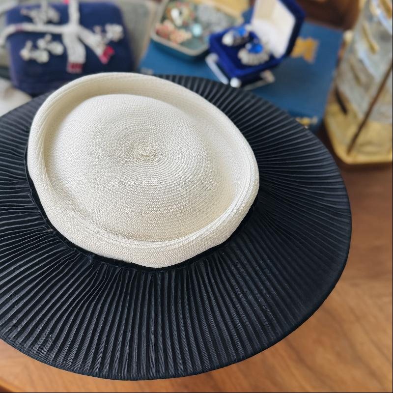 Rare! Vintage 1950s Black & White Pleated Saucer Hat (MT2129)