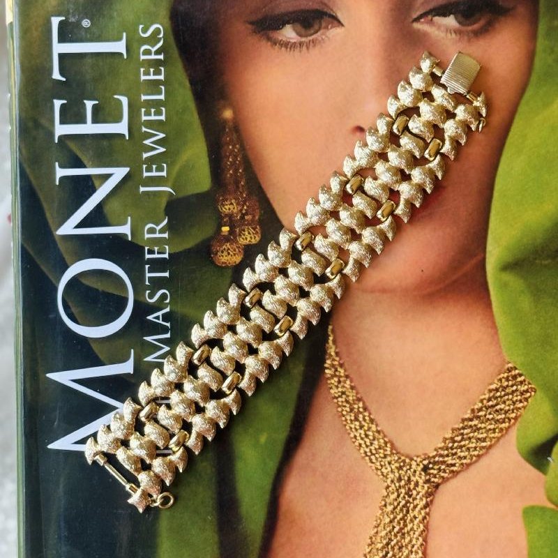 Monet C.a. 1950-60s Golden Sea Shell Bracelet - 7.5"(MT2452)