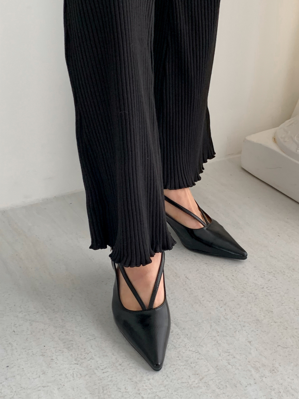 V strap slingback heeled shoes