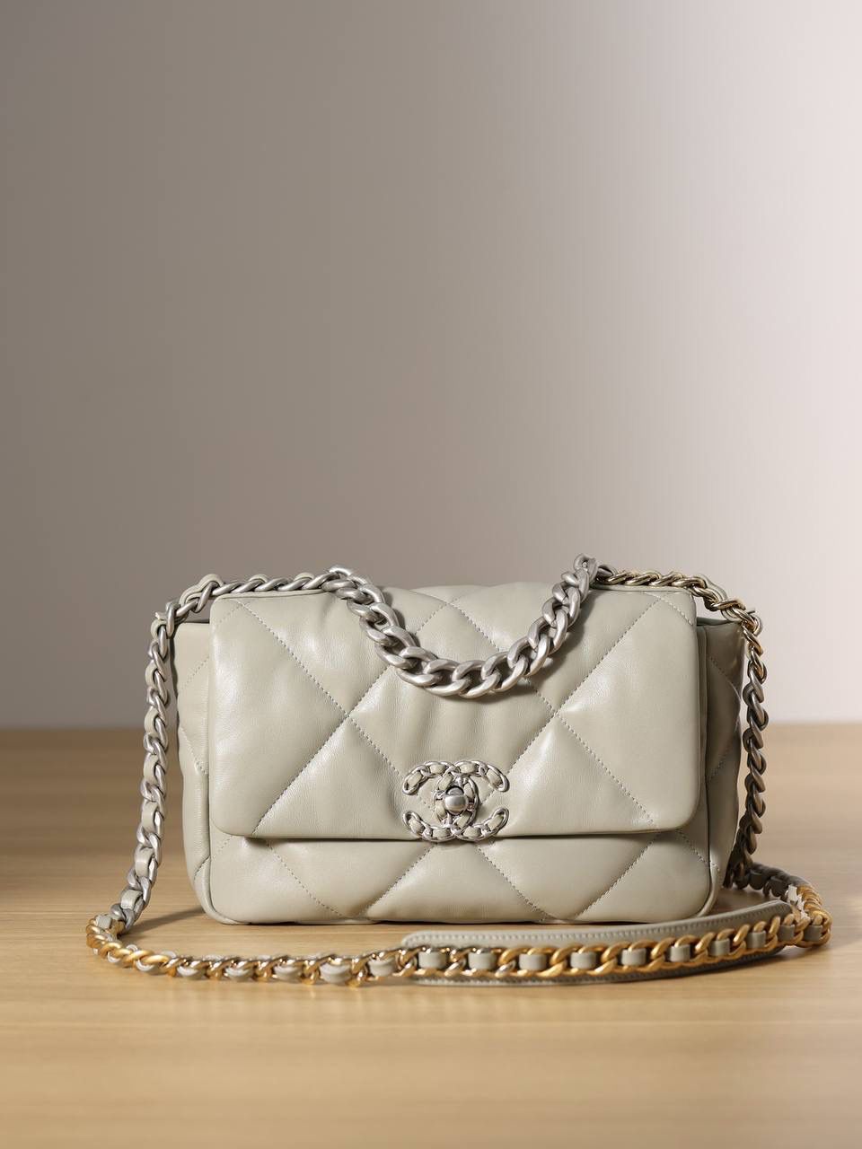 chanel 19 bag 灰色❤️‍🩹👜小号 独家渠道货 方框 原厂正品皮 小羊皮系列✨以诞生年份2019命名的小香19手袋 每针每线都是符合正品工艺 尺寸：16 x 26 x 9cm