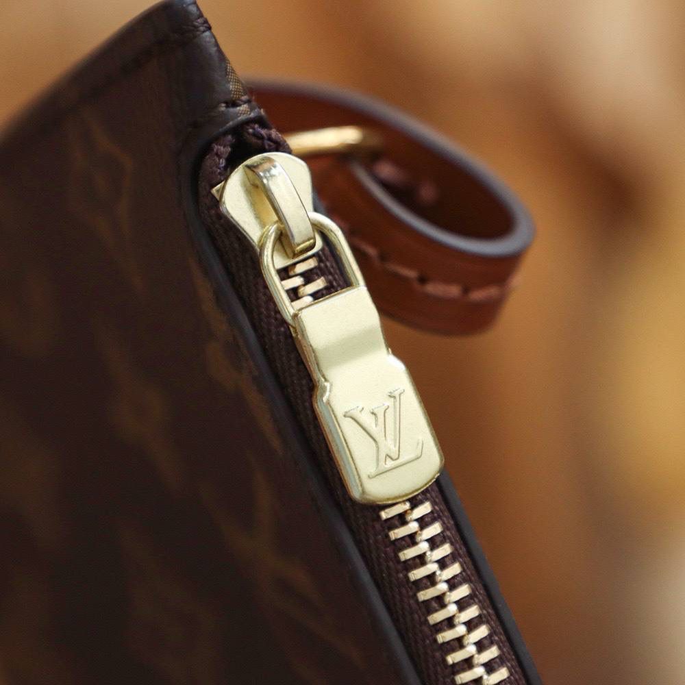 𝐋𝐎𝐎𝐏 𝐇𝐎𝐁𝐎走秀款 👜✨ ▪️尺寸：38*26*10cm▪️ 走秀款大碗豆包𝐋𝐨𝐨𝐩 𝐇𝐨𝐛𝐨实在太有时髦感了，以半月形弧度为轮廓，从秀场第一眼就爱上了，包型慵懒又时髦，可甜可盐， 老花拼色，经典又有亮点，两条肩带设计， 金属链条可当复古的腋下包使用， 皮肩带可斜挎可单肩，多种背法凹造型， 容纳量杠杠的，子母袋设计，用来当妈咪袋也是又时髦又实用，所谓的颜值担当并具备实用性的冠军，非它莫属！