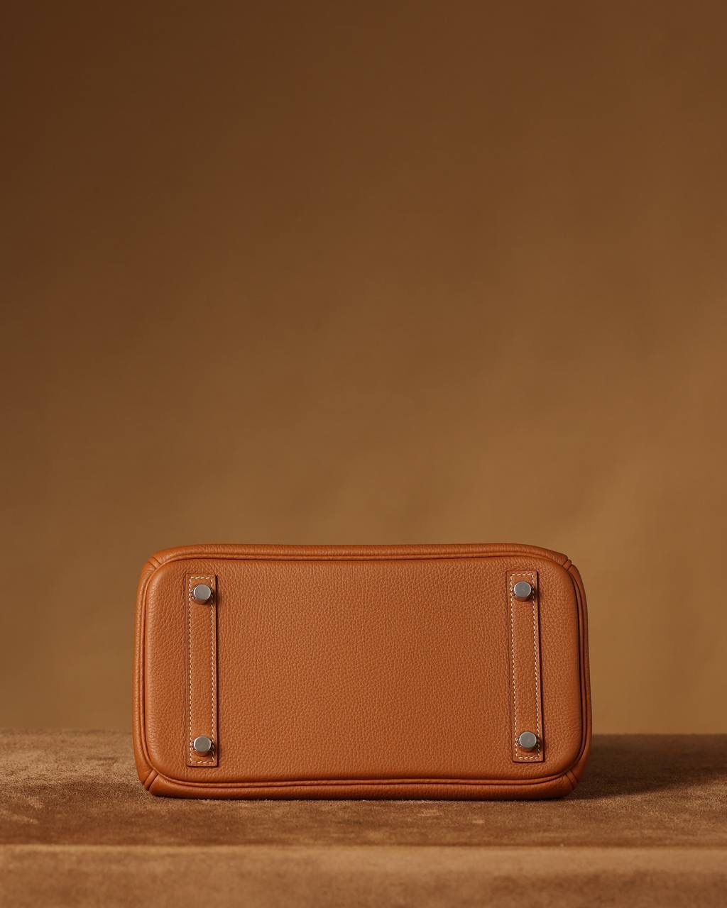 Hermes 爱马仕 Birkin25cm 金棕银扣👜✨ Birkin 独家渠道货 独家欧洲原厂皮原厂五金组装的ZP尾单货 尺寸：20 X 25 X 13CM 尺寸：22 X 30 X 16CM Birkin我们采用的是进口原厂Togo真皮，什么是Togo皮呢？ Togo皮：最经典的Birkin用皮。表面是均匀的颗粒状，类似荔枝纹，有光泽。皮质较硬，容易保持包包的形状，相对较轻，触感比较柔软，耐磨耐用； 我们用的是纯原、原厂皮就是和原版专柜一样的皮！