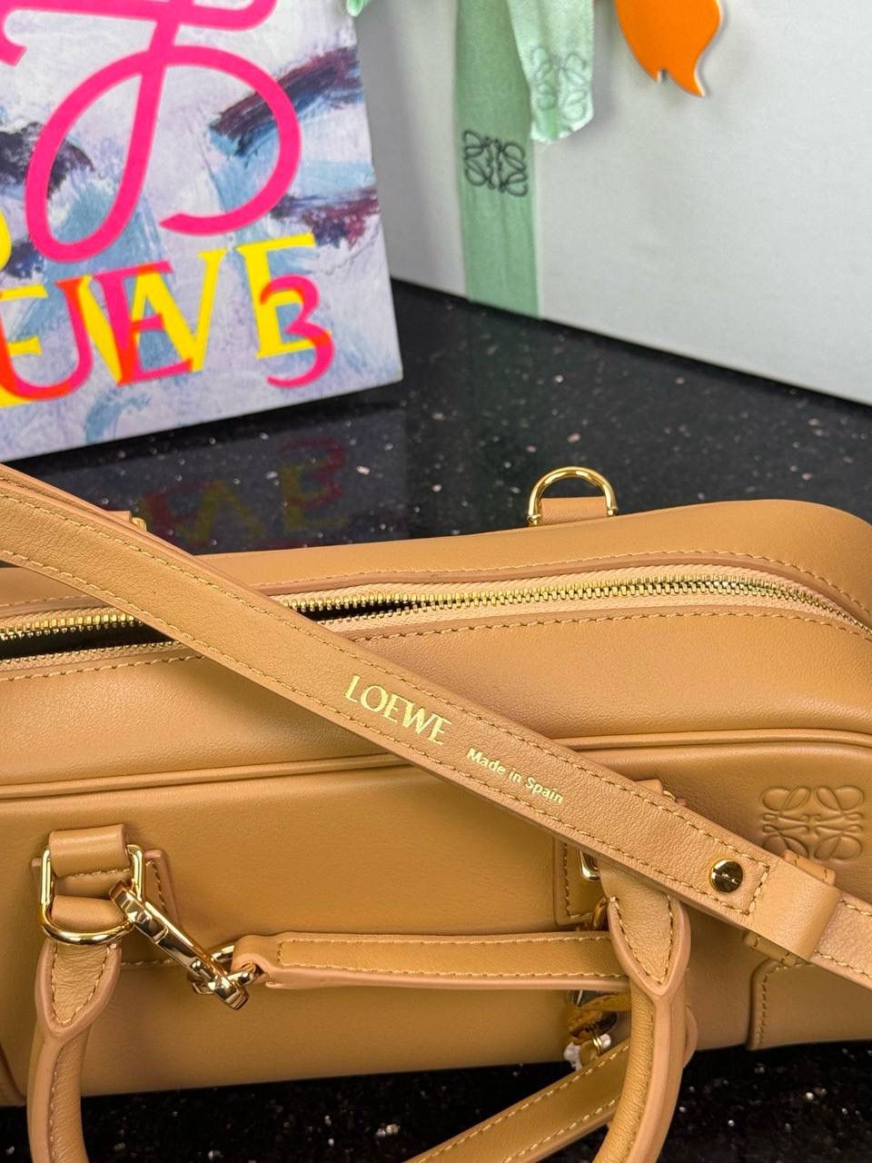 🎈𝗔𝗺𝗮𝘇𝗼𝗻𝗮 23 𝗖𝗿𝗼𝗽𝗽𝗲𝗱保龄球包 ——【杨幂同款‼️独家新品】 尺寸：𝟮𝟯-𝟏𝟏-𝟏𝟎𝗰𝗺 编码：012404 【配全套礼盒】 ❤️采用超柔纳帕小牛皮•延续标志性𝘈𝘮𝘢𝘻𝘰𝘯𝘢标识搭配小挂锁🔒作为新图标•重塑为修长法棍比例。 ❤️外部双拉链设计•搭配可调节可拆卸的长肩带•多样化背法😎容量大•小巧包型为当下时尚之追求。