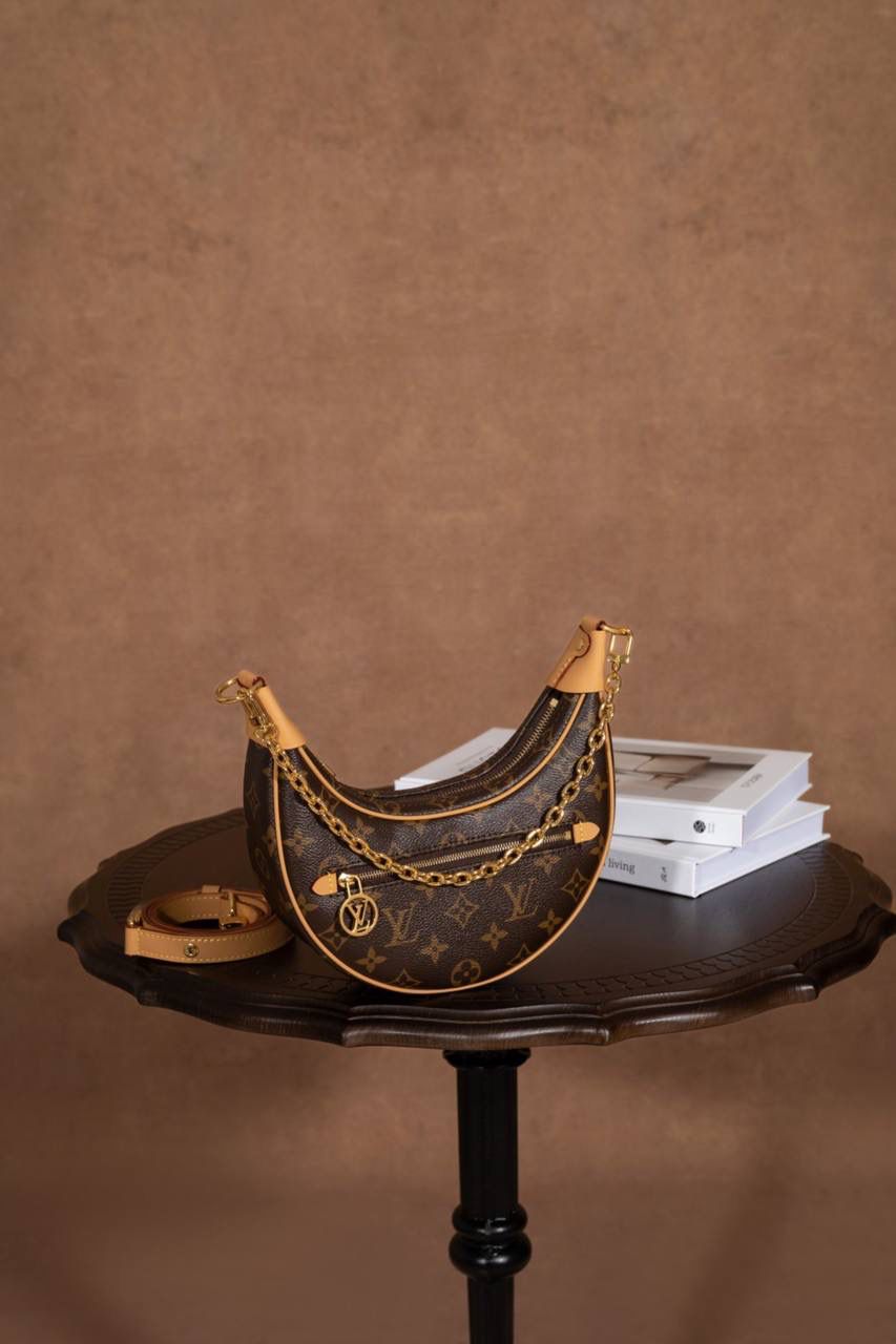 LV豌豆包🎀 这款 LOOP 手袋 灵感来自 LV 档案里的 Croissant 手袋， 在 2022 早春系列 推出～ 半月形＋法棍包造型， 背上身真的很有型，很时尚 😍 包型小巧但很贴身，走路都会跟着身体动，很好看～ 前面还有 拉链口袋 + LV Circle 拉链头， 细节控一定会爱 ❤️