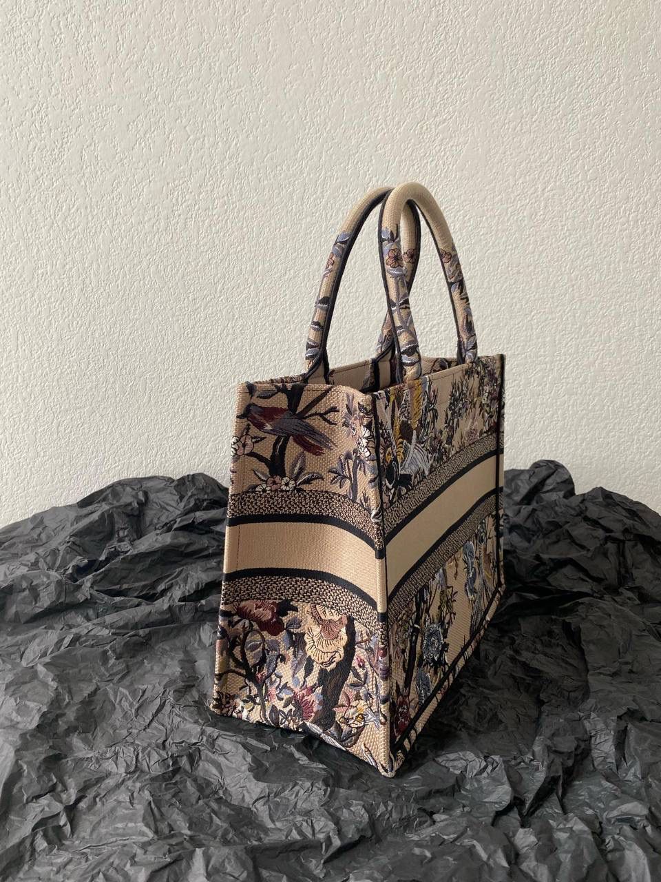 🈶浅咖花卉中号 𝗖𝗗 𝗕𝗼𝗼𝗸 𝘁𝗼𝘁𝗲购物袋"冬日花园" 充满诗意和繁花盛放，对花卉的喜爱 即使在严寒的冬天都要鲜花围绕 这是刻在骨子里的浪漫 这不只是包，还是艺术品😎 36.5×28×17.5cm