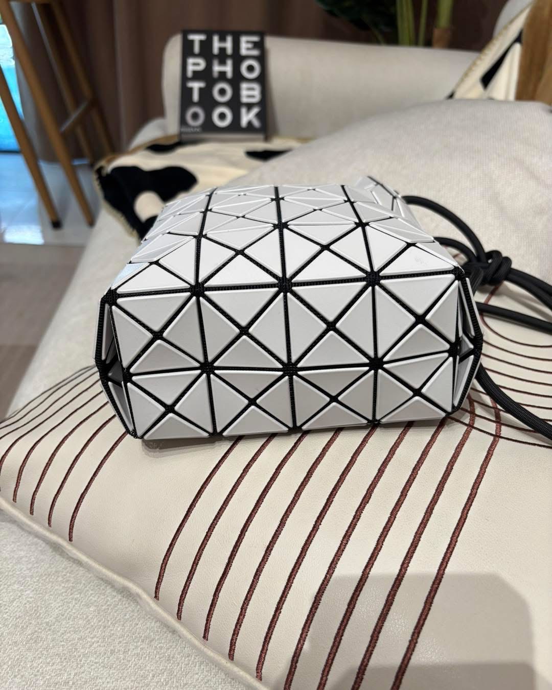 ISSEY MIYAKE Bao Bao Shoulder Bag  100%Authentic,98%new ✅收據✅dust bag