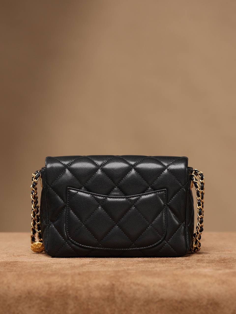 22早秋新品 CHANEL 香奈儿 横款金币方胖子👜❤️‍🩹 尺寸：13.5*215.*6.5cm 独家渠道货 独家ZP尾单渠道货首发 此款是今年小香新出的材质颗粒压花牛皮，颗粒比较细小，手感比较柔软些，是欧洲原厂纯原金扣的头层小牛皮压的小球纹路，非常耐磨 金币包是小香22年推出的全新的链条款式，也是主打的明星产品，结合这种小球纹推出一个系列的金币包⚡️