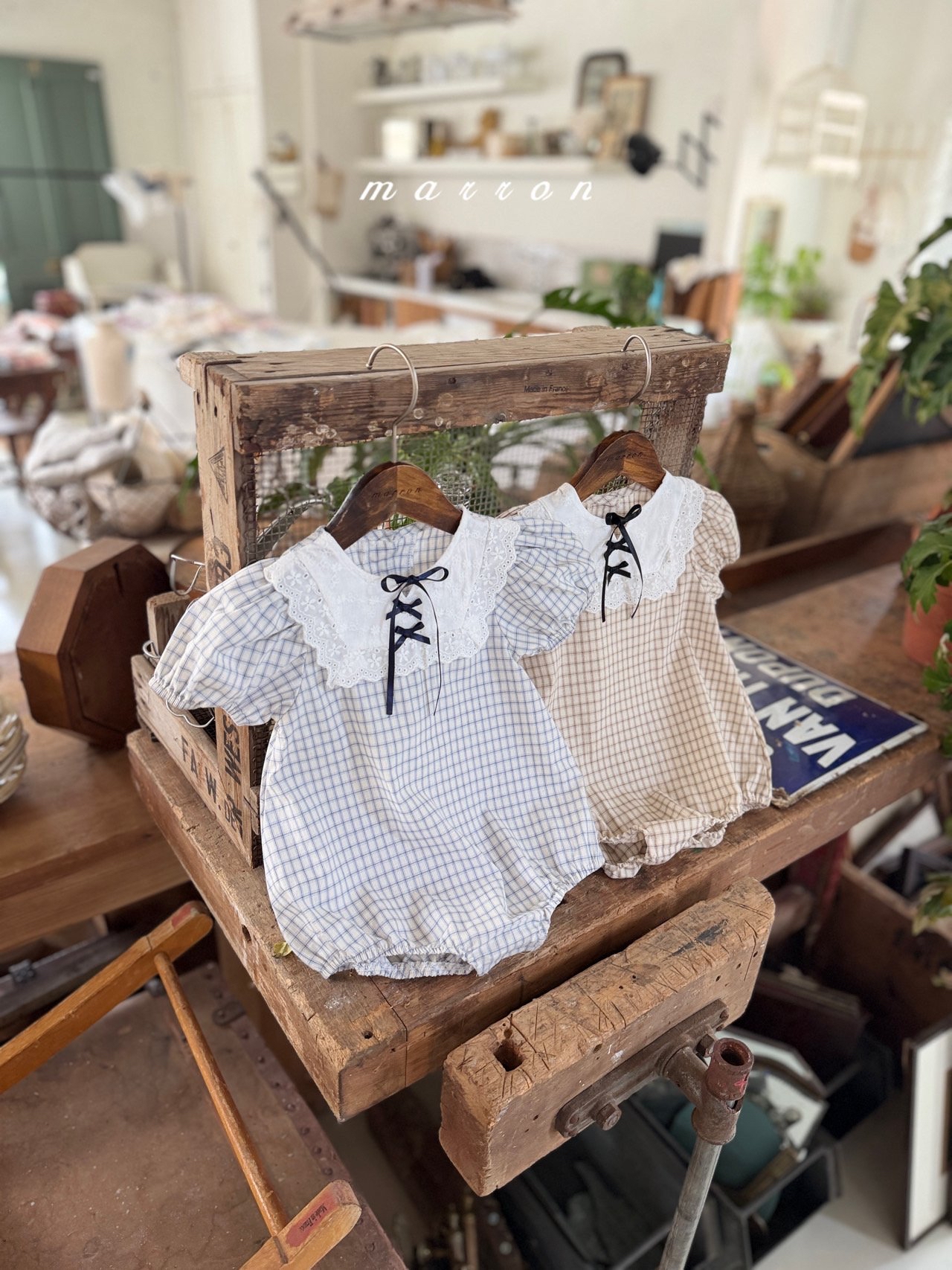 ☀️預訂 韓國直送☀️🇰🇷Marron兩色絲帶蕾絲領格紋泡泡袖包屁衣