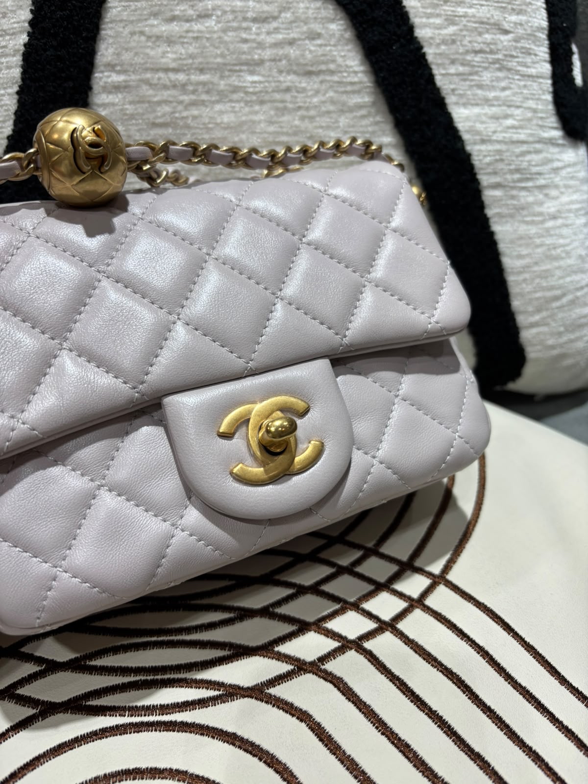 Chanel mini flap with pearl crush 金球方胖子 100%Authentic,98%new ✅晶片✅收據✅dust bag✅box