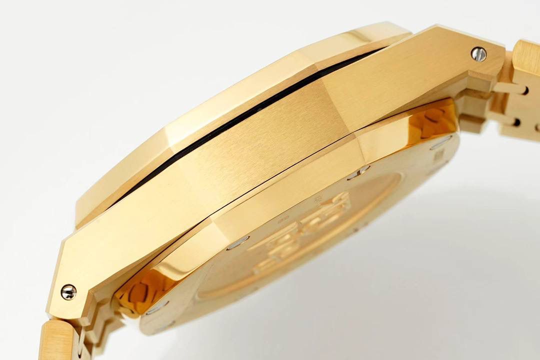 🚀新品来袭——爱彼26331OR皇家橡树多功能计时机械腕表41MM！💯 特点：表壳结构跟足原装正品，装配方式原装一致，使厚度比以往的更薄！ 旋入式表冠，按入式的计时按钮跟原装一致，才不会一眼假！(区别于市场计时和复位键都是旋钮后才可以按入) 1⃣️【机芯】7750改原装机芯 6字位小秒 功能与原装一致！ 2⃣️【表镜】镜面和正品一样采用的是蓝宝石玻璃镜面，和正品放在同一下角度对比，保持一样的通透明亮度，一致的防炫光效果！3⃣️【表壳】表壳精钢材质，采用原装数据开模，顶级打磨，不管是纹路还是质感都接近原装，通过拉丝和部分抛光打磨处理之后，忽明忽暗展现出精致而硬气的独特气质！ 4⃣️【头粒】最人性化的可松动头粒缓冲，确保更贴合手腕，佩戴更舒适。 5⃣️【表盘】还原正品表盘的细腻精致，立体工整的盘面“饼干纹理”和原装一模一样，经典的大网格凸显爱彼的特点，采用进口超强夜光！表盘细节做工秒杀市面其他！ 可搭配橡胶带和皮带，满足你更多需求！