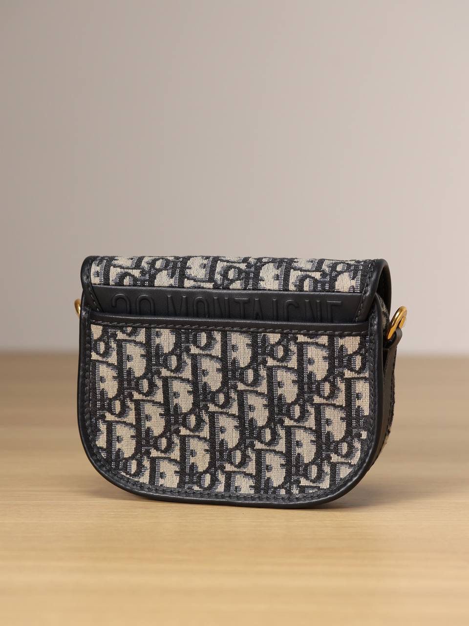 小号 DIOR BOBBY 手袋 蓝色 Oblique 印花🎀 翻盖开合设计 磁性扣环搭配装饰性“CD”扣 背面“30 MONTAIGNE”压花标志 后侧口袋 内部平盖口袋 可调节、可拆卸的滑扣皮革肩带🤟🏻 “Christian Dior”军装风格搭扣 内含防尘袋 尺寸：18 x 14 x 5 厘米