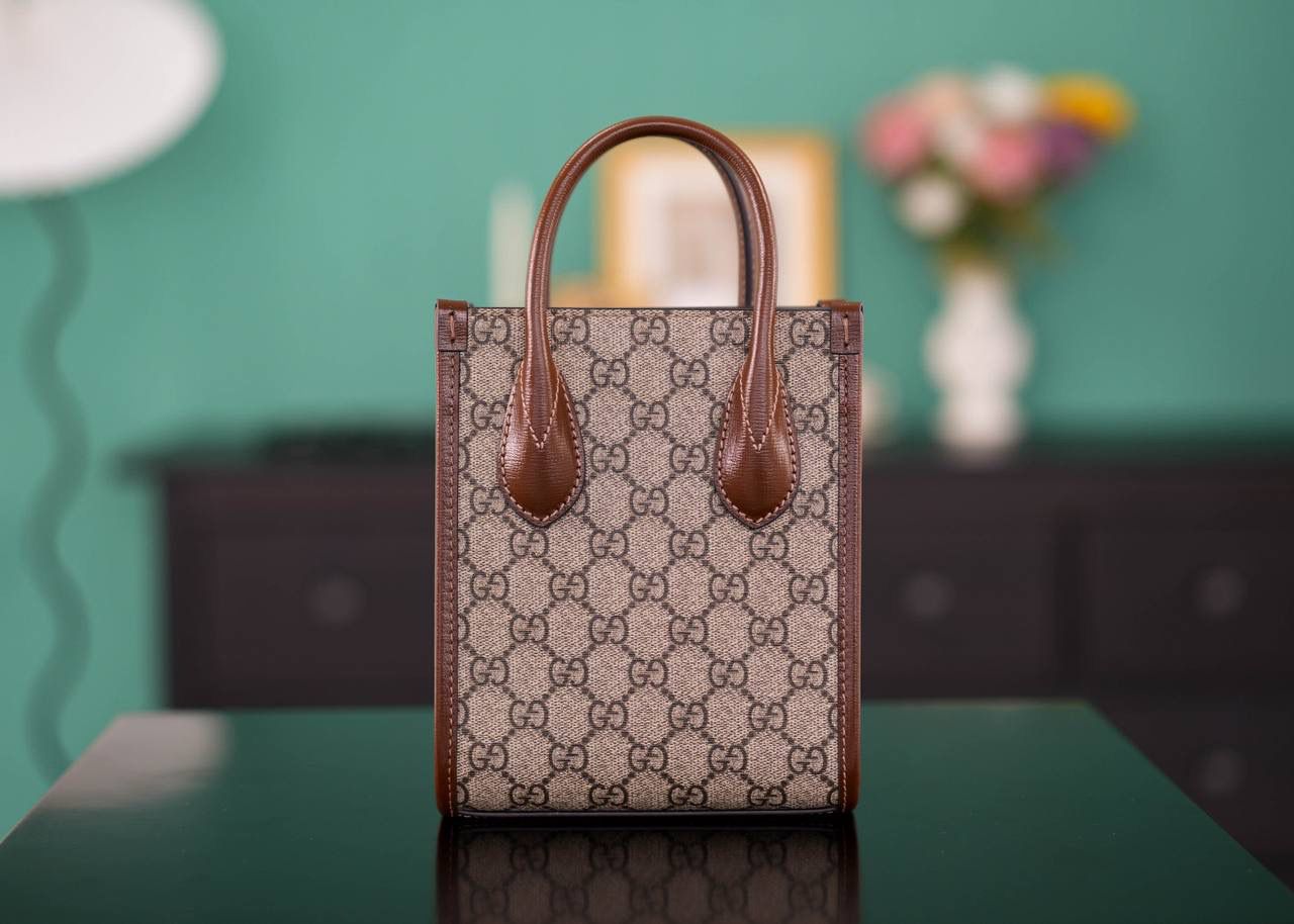 🥯GG Retro系列迷你托特包 棕色16cm 正品售价,500 这款𝐓𝐨𝐭𝐞 𝐌𝐢𝐧𝐢真的巨好看， 强势复古风实力回归， 超赞的高容纳量，看似小巧而精致， 日常出街的高颜值单品，可以说是超级实用！ 调节的肩带设计， 手拎，肩背，斜挎都非常棒~ 官方款号 671623 尺寸：16x20x7cm