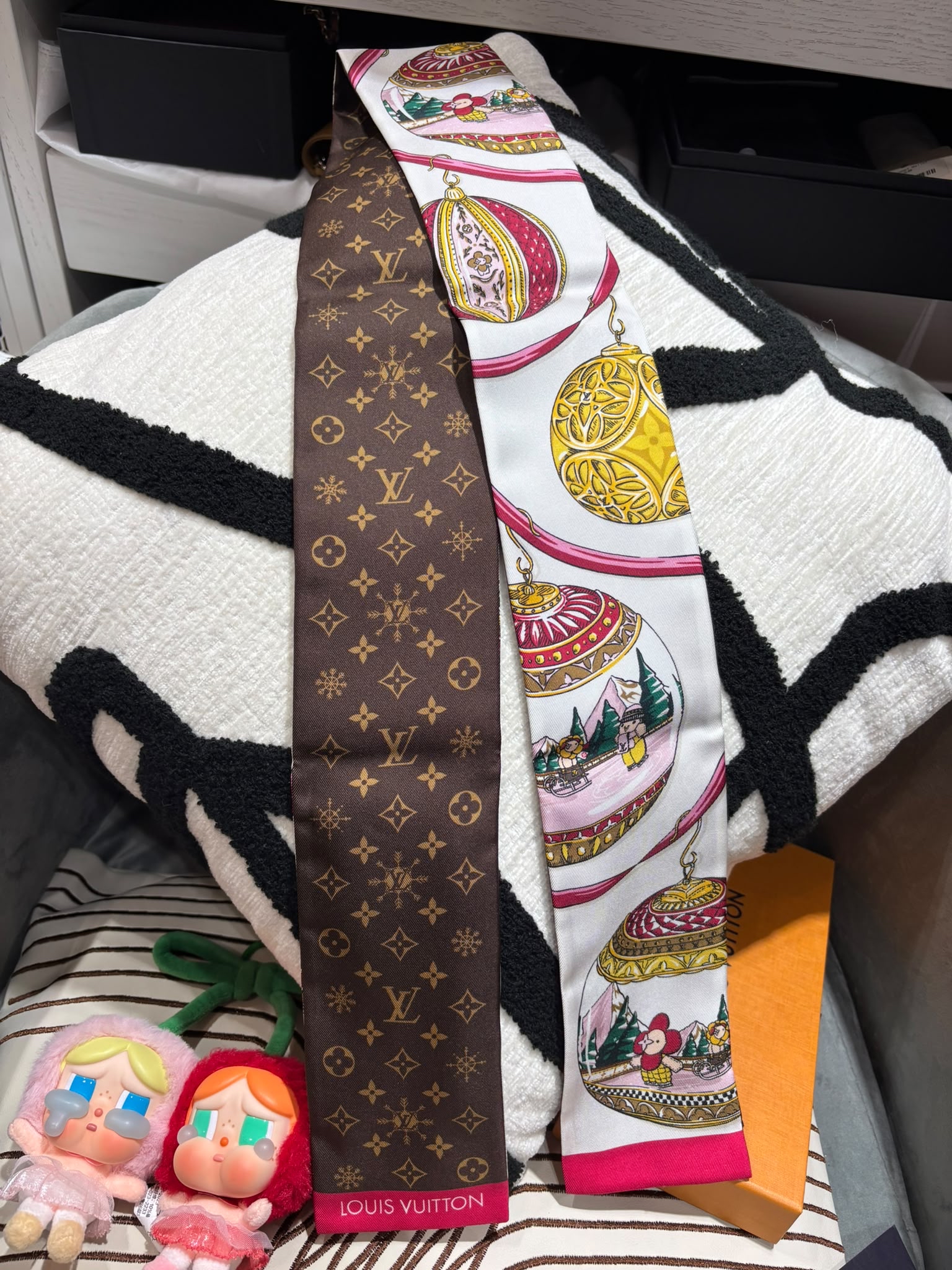 未使用品 LV Twilly 絲巾髮帶 Louis Vuitton Xmas Vivienne M79455 Twilly 100%Authentic, Unused未使用品 ✅Box