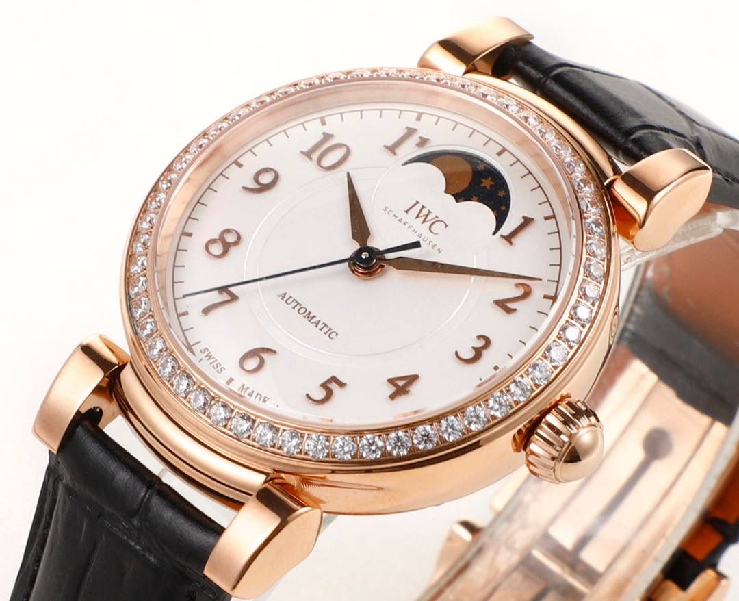 IWC达文西 IW459306 蓝色表盘配月相，好看又有氛围感，蓝色和月相搭配很协调。 这款达文西是复古经典设计，表盘干净清楚，指针是剑形，表冠是圆拱形，表耳可活动，戴着手腕更舒服。 表底刻有“生命之花”图案，是重叠圆环的几何样式。 表径36mm，精钢表壳，自动机械机芯，带中央停秒、月相显示，表底有特殊雕刻。 防水30米，动力储存42小时。 整体简约大方，细节精致，很适合成熟优雅的女生佩戴❤️