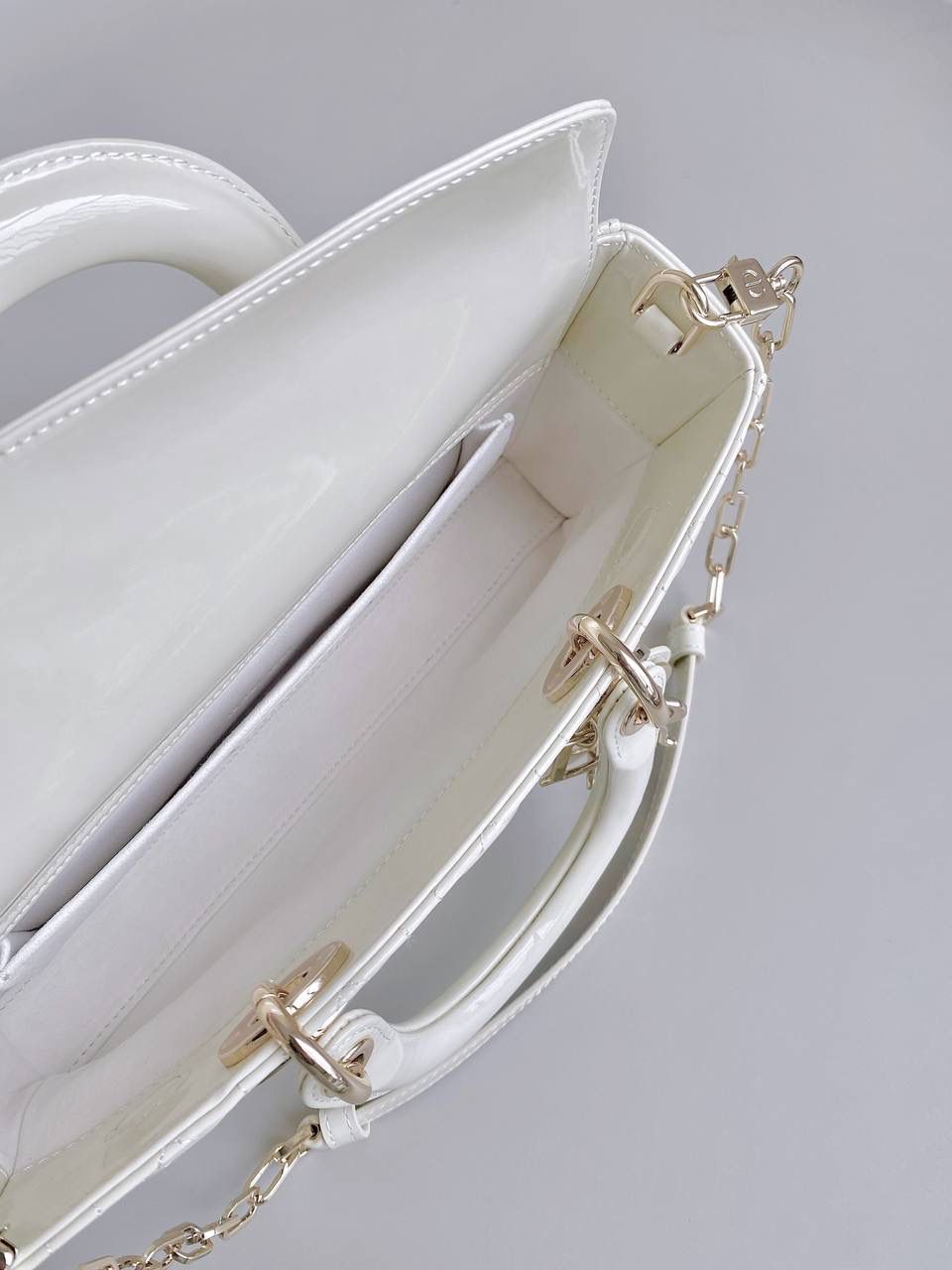 白色中号🎀 𝗗𝗶𝗼𝗿 𝗗-𝗝𝗼𝘆 𝗯𝗮𝗴漆皮款 时尚果然就是轮回，回归了一把中古戴妃 长方包形，短链条➕细长肩带直接封神！！ 复古时髦感超强，真是什么场合都可以把住😛 26 x 13.5 x 5cm