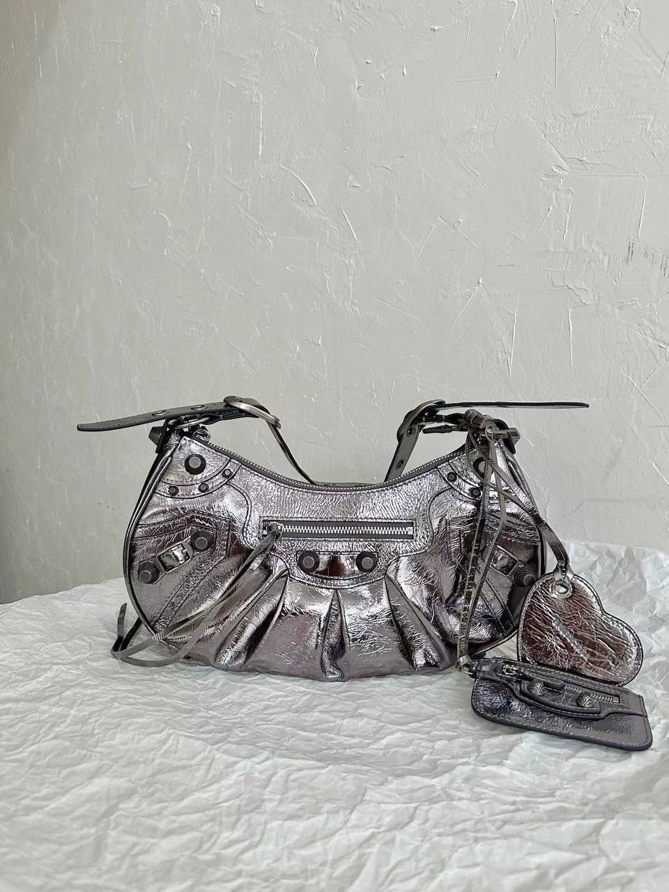 Le Cagole半月包饺子包机车包S/32cm 整个包的细节真的多到我头痛 偷偷和你们说 做到全部细节都对版可能只有我们一家🤫 每一个五金每一个细节都要开发到一模一样 s中号：33×16×8.4cm671307m