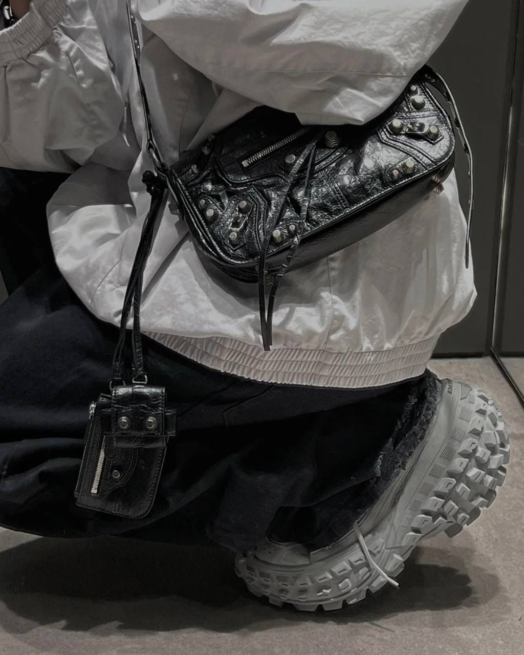 ba1enciaga le cagole机车翻盖包👜❤️‍🩹 现在的男生打扮得越来越年轻时髦 这种时髦的男包简直像珍宝一样难得 他们家真的太懂现在的潮男潮女的需求了 这只翻盖的感觉更特别！ 而且用起来更方便，打开盖子就行 包身上吊着的卡包和耳机包 砖柜单独买一个都要k➕！！ 省大钱了！ 咱家的油蜡皮爆裂感老客都知道的 纹路必须狠狠的"裂"开来 那种平滑的便宜的不对版皮请靠边～ ZP开发⚠️所有细节一致 24×14×5cm719082m