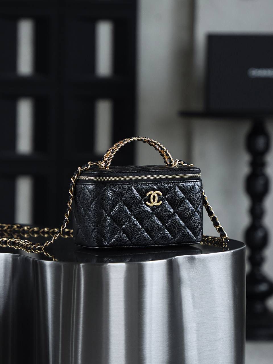 22S鏤空化妝包鑒定版 👜 一包一碼 支持全球鑒定查驗身份證原廠專G Haas皮料過關清單資料可査詢 原來這才是心動的感覺🖤 22S鏤空小盒子的出現，把精緻復古寫在臉上，經典黑金牛不出錯！沒有哪個女生能拒絕帶鏡子的化妝包吧，最大號的手機也能放得下，實用性滿分！ 五金：厚鍍24k復古金 皮料：Haas原廠中球小牛皮 尺寸：16*10*8cm