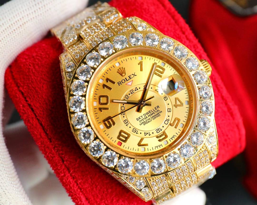 💍劳力士ROLEX 奢华极致满天星版本腕表904精钢打造，密镶顶级施华洛世奇美钻，奢华品质的诠释，璀璨夺目，魅力绽放。表壳表链全镶满美钻，金光闪闪，机芯可选择2824机和国产，腕表尺寸42mm！💍​​​