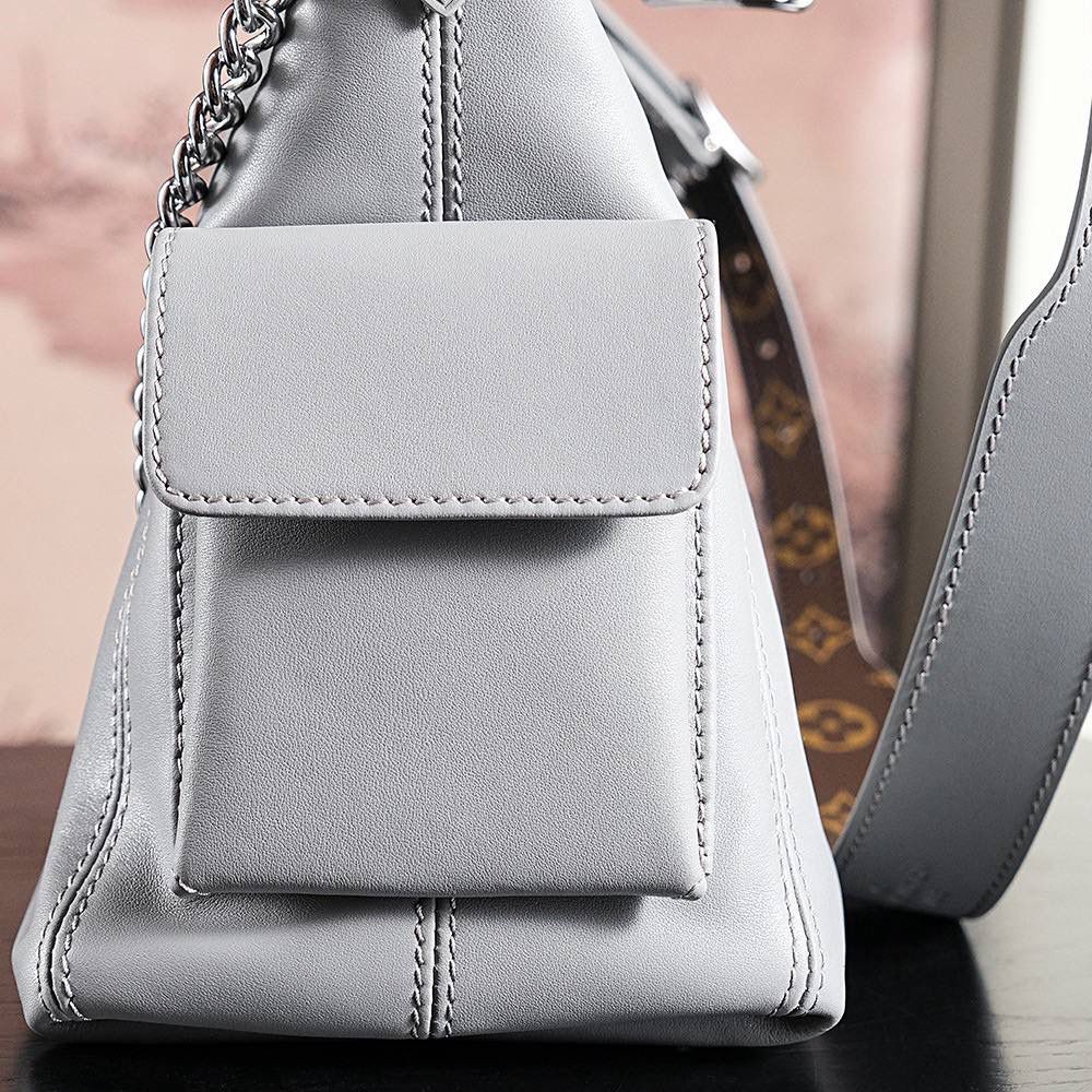 𝐂𝐀𝐑𝐑𝐘𝐀𝐋𝐋 𝐂𝐀𝐑𝐆𝐎芯片跳动码小号👜✨ 爆款𝐶𝑎𝑟𝑟𝑦𝑎𝑙𝑙 𝐶𝑎𝑟𝑔𝑜鲨鱼灰，强烈推荐闭眼入！ 羊皮面料搭配着老花肩带点缀，简直又是新宠大爆款， 慵懒随性感轻松拿捏🤏🏻 上市后一直处于一个断货王的存在！ 五金材质：厚镀纯钢五金 皮料材质：法国进口小羊皮【芯片版】 尺寸详情：𝟑𝟑.𝟓*𝟐𝟑*𝟏𝟓cm