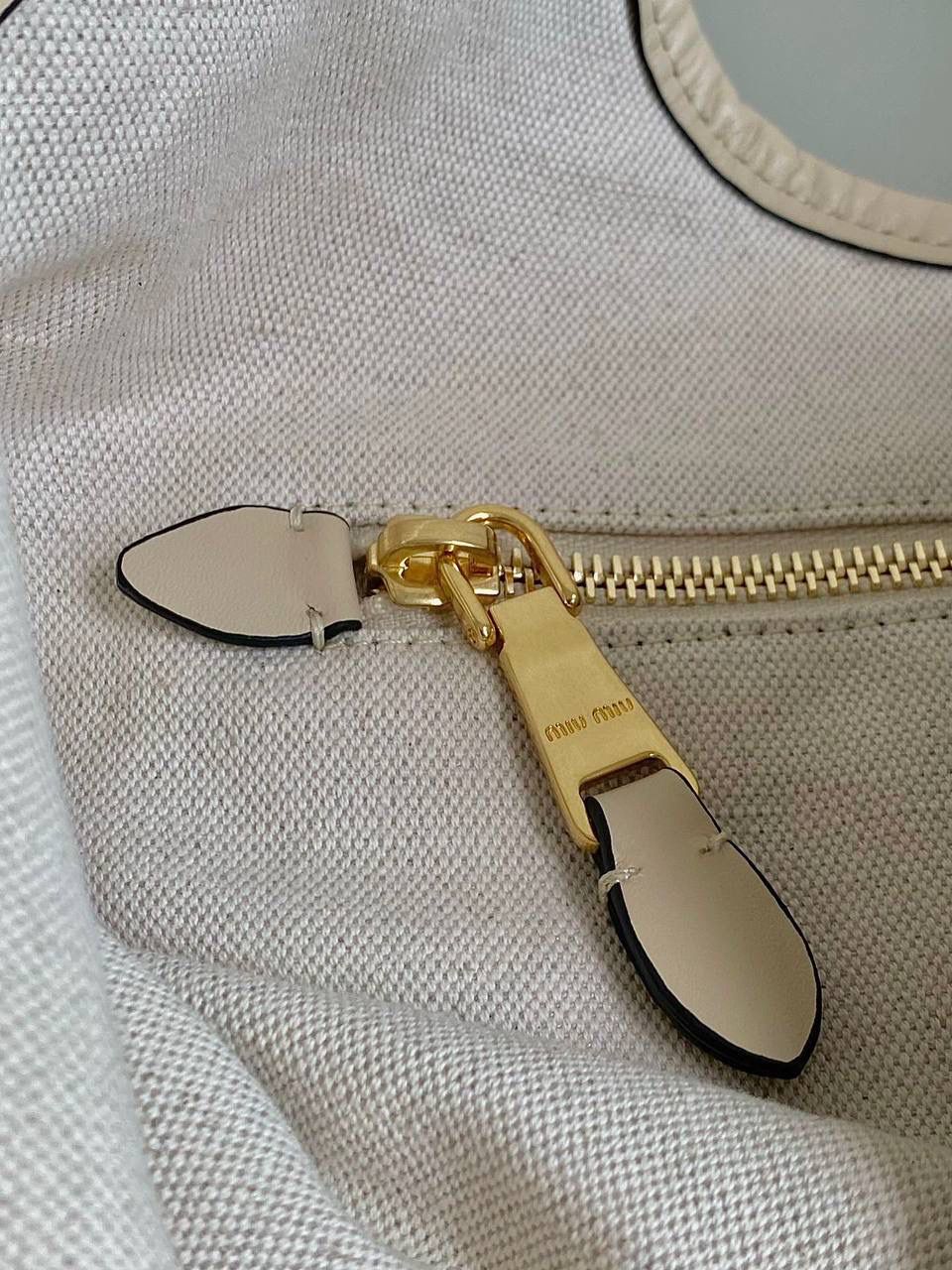 🈶沙米色 𝗠𝗶𝘂𝗠𝗶𝘂托特 拯救衣柜大爆款来了！ miu家最最最种草的一只大包 轻便 百搭又实用，出gai年度top☝🏻 要抢疯了的节奏，真的超爱 ！！快冲 35×40cm #F0110m