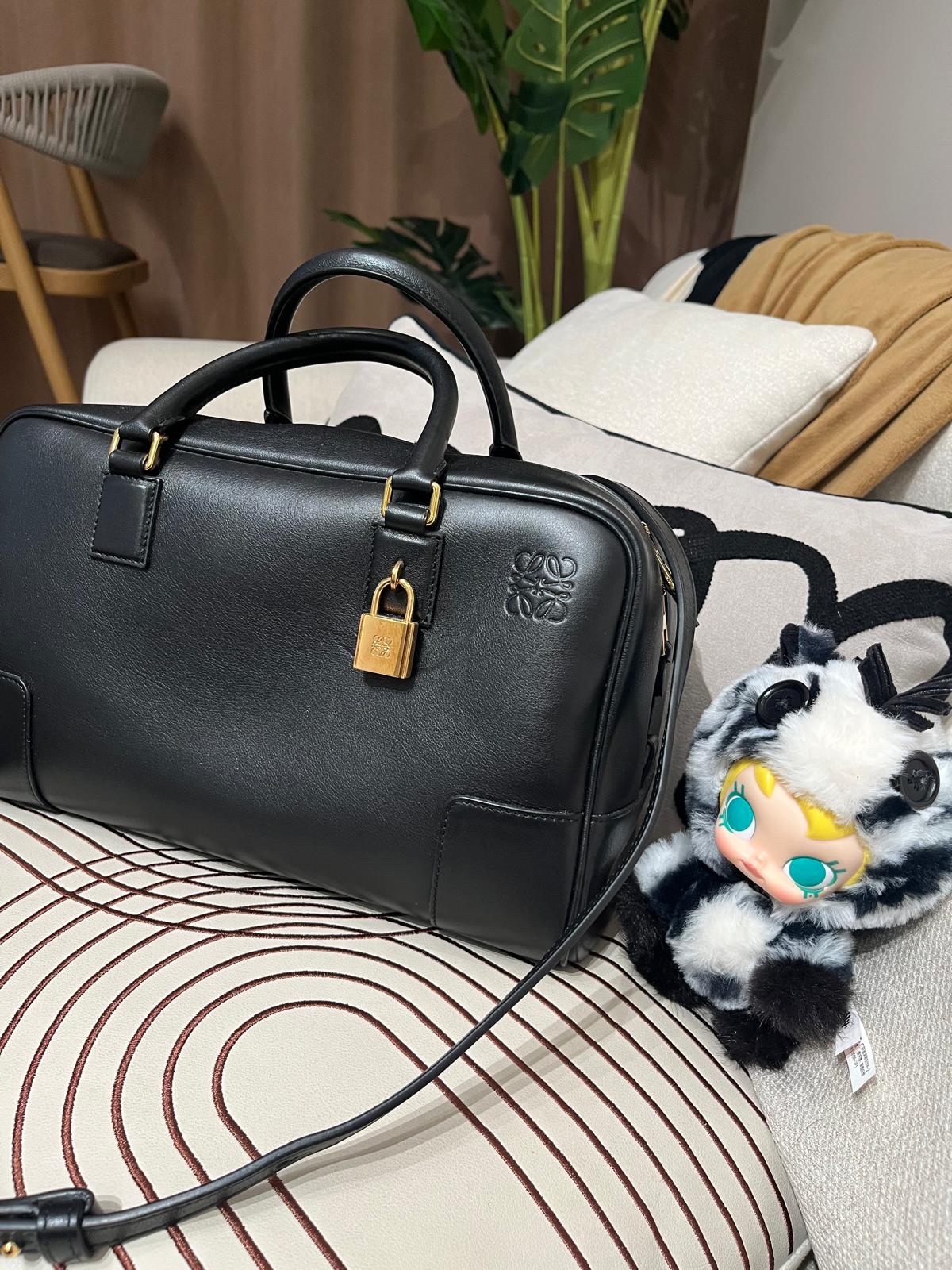 Loewe Amazona 28 bag in nappa calfskin 100%Authentic,  95%new ✅dust bag✅key lockpad