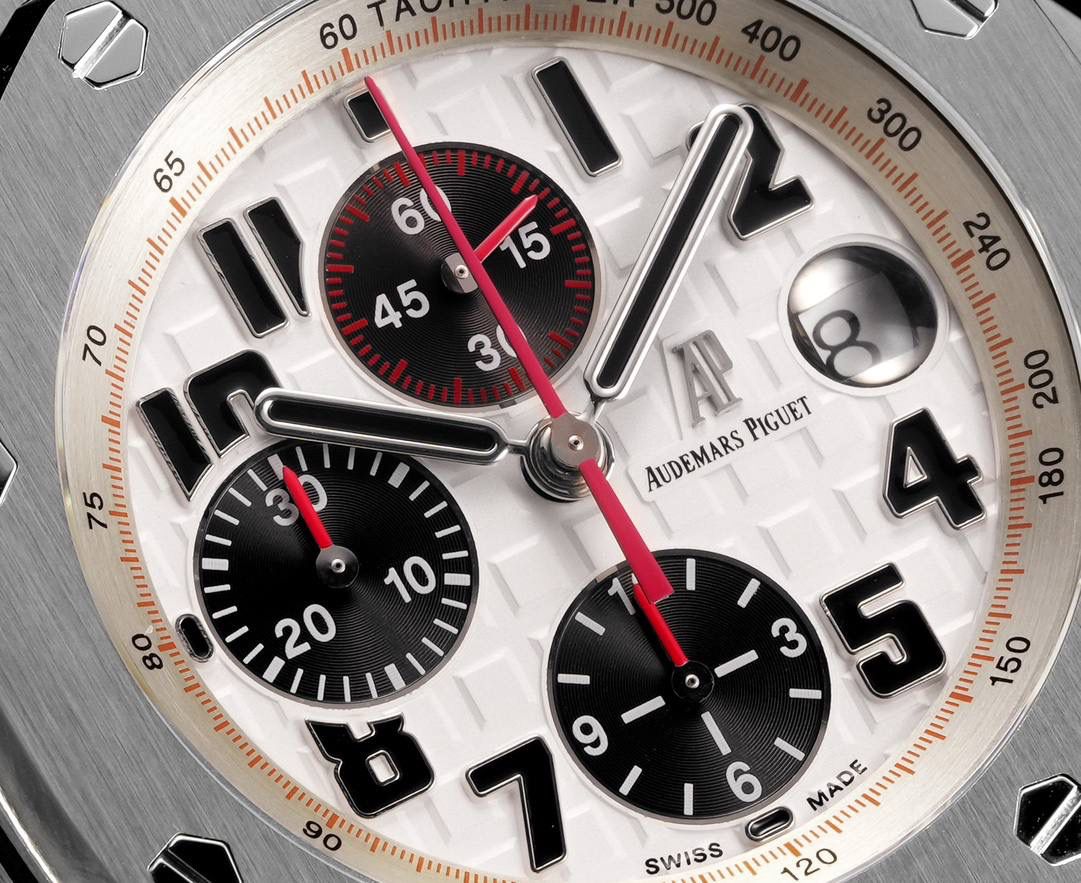 🚀皇家橡树离岸型26400/26238/26470系列正式登场！款式最全，做工最好的爱彼计时款腕表来了，有做工好的顶级货😍💯廉价的小厂货就别去考虑了！ 1，机芯采用12位小秒的定制版3126计时机芯，完美还原原版所有功能。经过精密打磨，大大加强了其稳定性。 2，其中碳纤维系列表壳采用全新碳纤维复合材料——「Carbon TPT® B.4」打造，这种高科技材料比常规 Carbon TPT® 密度提高4%，纤维硬度提升15%，树脂强度提升30%，材料结构经过各项异性优化，保持轻盈同时无比坚韧，提供迄今最强的抗冲击性能。 3，字面颜色均采用目前最先进电镀技术，非几年前的简单喷漆技术。每一个巧克力格纹装饰，通过CNC级别打磨，无限接近原版。 4，同步原版搭载微微活动头粒，胶带采用进口氟橡胶材质，皮带采用美洲鳄鱼皮材质，更加耐磨耐造。