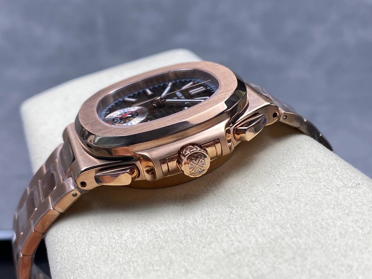 V2版真功能🌐真小秒！3K工厂 百达翡丽鹦鹉螺5980/1A-014多功能计时腕表V2版本，真小秒、真功能！【表壳】腕表尺寸40.5毫米，同正品一致的枕型表壳采用正面拉丝，侧面抛光的两种工艺组合，层次感分明，质感十足。尽显精湛工艺。【表带】采用原装表带一比一量身打造，每节表带的中央抛光部位，都能呈现钻石的形状，尽显高级质感。【机芯】3K厂采用定制版PP.CH28-520机芯，完美还原正品，时分秒，日期，和计时大秒功能。3K匠心之作，欢迎各位表友品鉴🌐