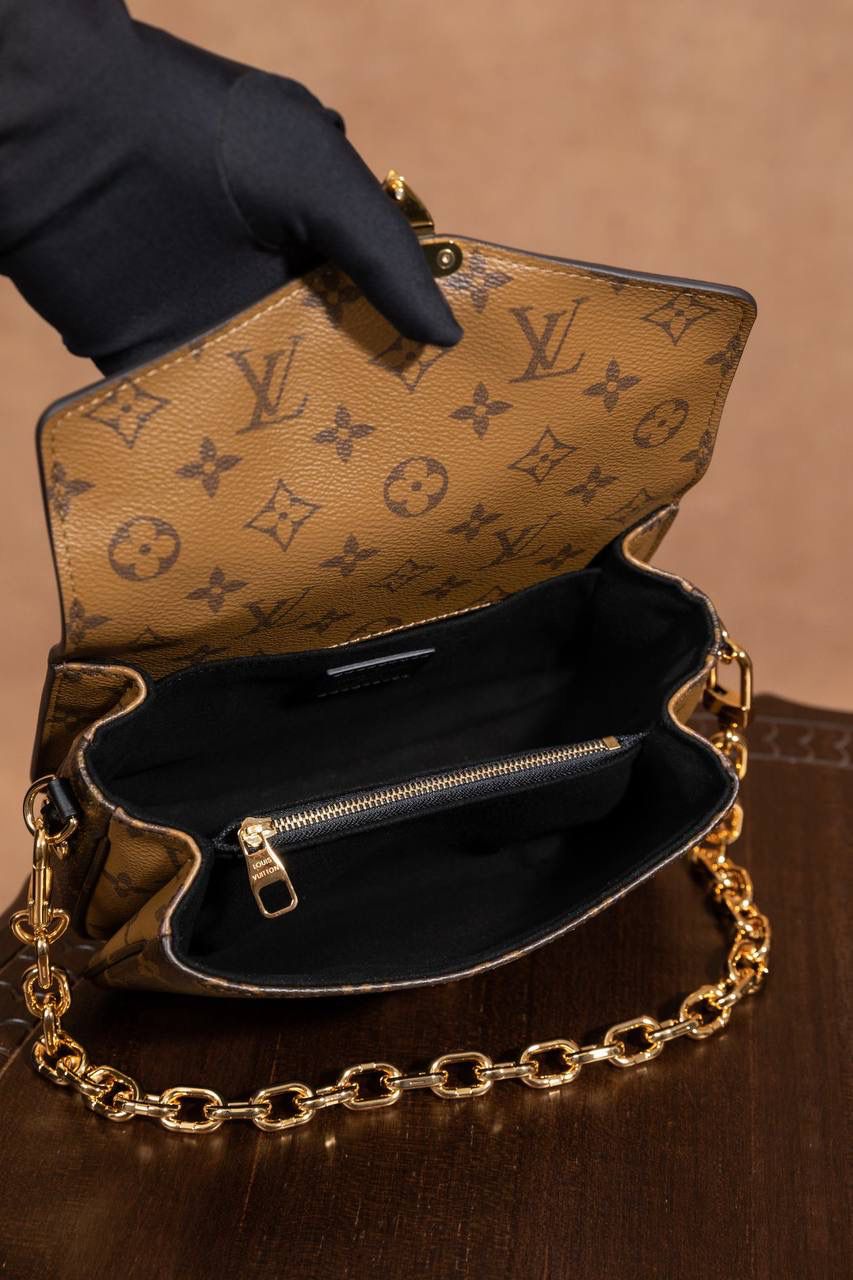 LV小邮差🎀 用的是 A+ 级全钢五金，亮亮的很有质感；再加上进口高弹面料，摸起来舒服，有弹性又有光泽，真的很加分咯 ✨ 渠道货包装，简单大方不浮夸。尺寸 21.5 × 13.5 × 6cm，小小一只但很实用，出门背刚刚好 👜