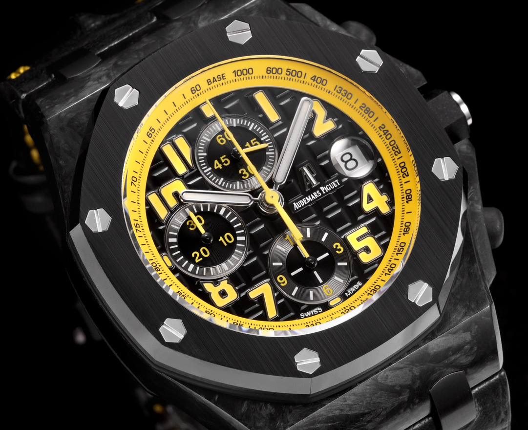 🚀皇家橡树离岸型26400/26238/26470系列正式登场！款式最全，做工最好的爱彼计时款腕表来了，有做工好的顶级货😍💯廉价的小厂货就别去考虑了！ 1，机芯采用12位小秒的定制版3126计时机芯，完美还原原版所有功能。经过精密打磨，大大加强了其稳定性。 2，其中碳纤维系列表壳采用全新碳纤维复合材料——「Carbon TPT® B.4」打造，这种高科技材料比常规 Carbon TPT® 密度提高4%，纤维硬度提升15%，树脂强度提升30%，材料结构经过各项异性优化，保持轻盈同时无比坚韧，提供迄今最强的抗冲击性能。 3，字面颜色均采用目前最先进电镀技术，非几年前的简单喷漆技术。每一个巧克力格纹装饰，通过CNC级别打磨，无限接近原版。 4，同步原版搭载微微活动头粒，胶带采用进口氟橡胶材质，皮带采用美洲鳄鱼皮材质，更加耐磨耐造。