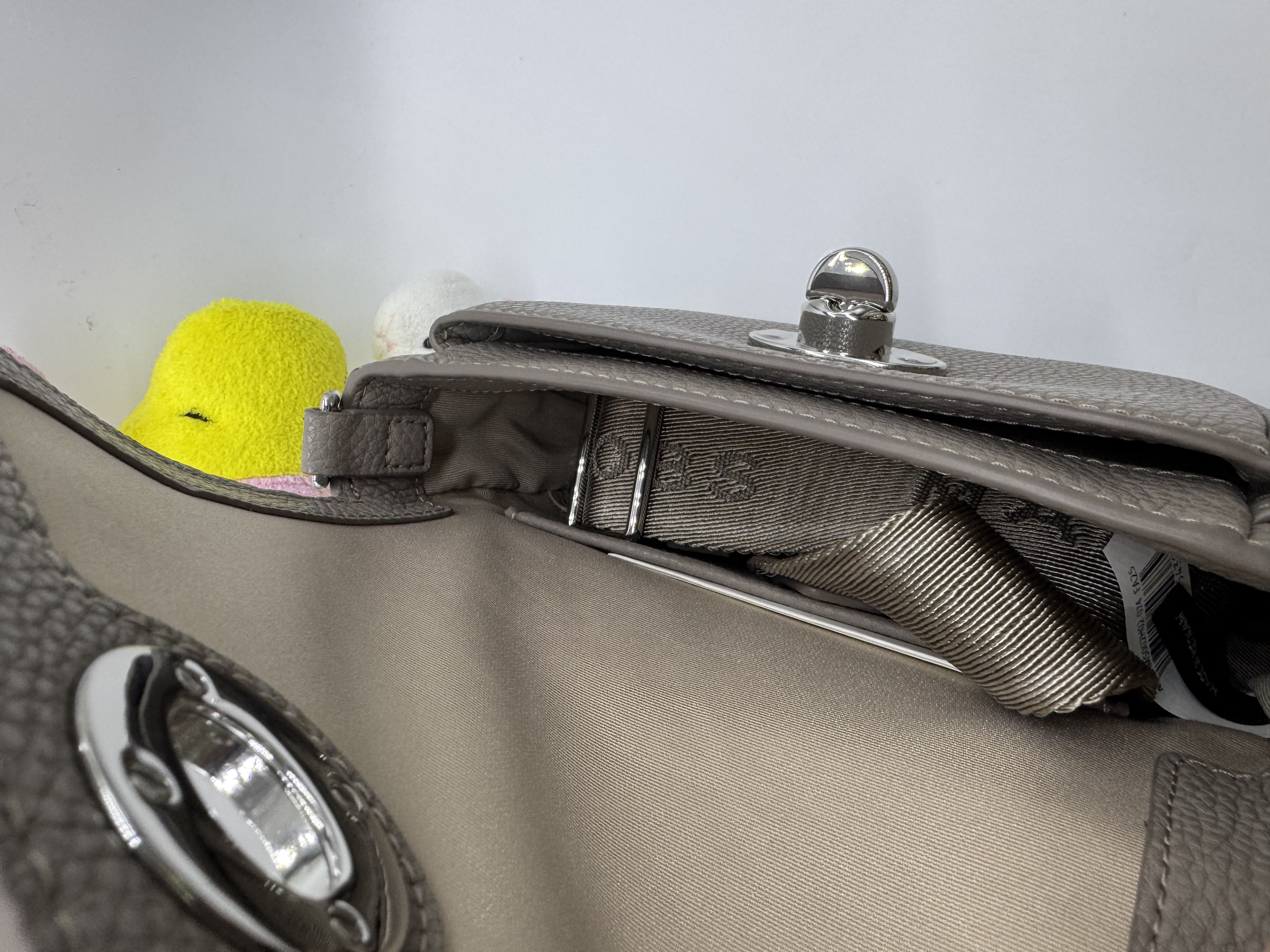 ✈️✈️Marc Jacobs outlet就係不一樣嘅色彩同皮感🤩🤩卡其色粗帶扭扣手袋現貨😎😎