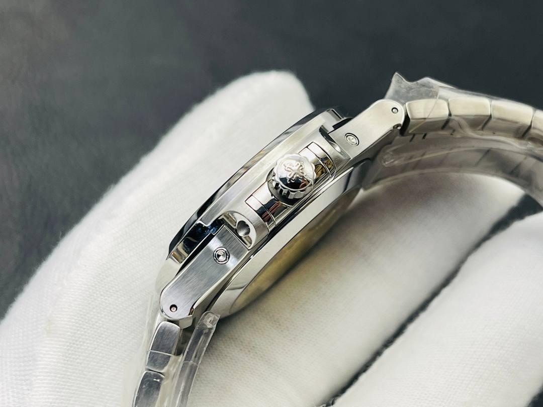 2023最佳时计---百达.翡丽复杂功能计时系列腕表！😍🤩 【表壳】40MM表径，圆形表壳闪亮的金属光泽流动在表盘流畅的线条上，展现出了腕表出色的设计风格与打磨工艺。 【表盘】华美的炭灰色太阳纹表盘，复杂功能井井有条的安排令其看上去十分的对称，丝毫不会有突兀之感，通过优美的太妃指针的点缀，无论是指针还是时标的细节修饰，看上去都非常的完美，6点位日历窗的显示清晰明了，让年历功能的读取变得更加方便。 【机芯】PP还原出百达翡丽的Cal.324型自动上链机芯，提供了时、分、秒、月相显示、日历、星期、月份以及24小时显示的功能！