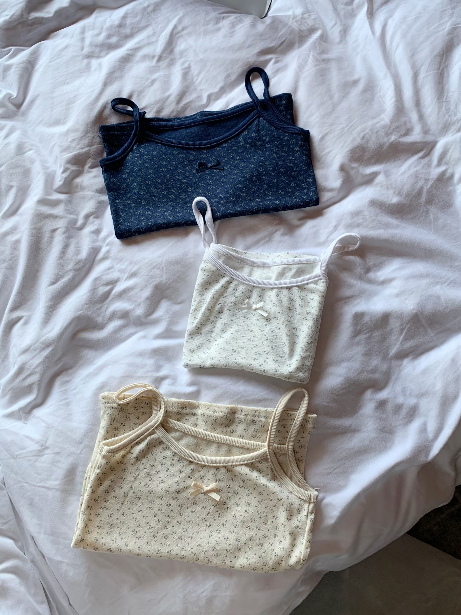 【 ♪ 春夏感直線提升🌼 |必備小碎花～鏤空蝴蝶結棉質吊帶背心💛】Floral Day Tank Top(三色入)