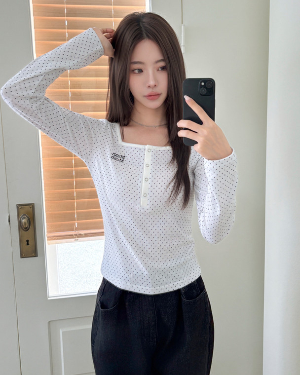 MuahMuah SQUARE DOT HENLEY NECK CROP LONG SLEEVE