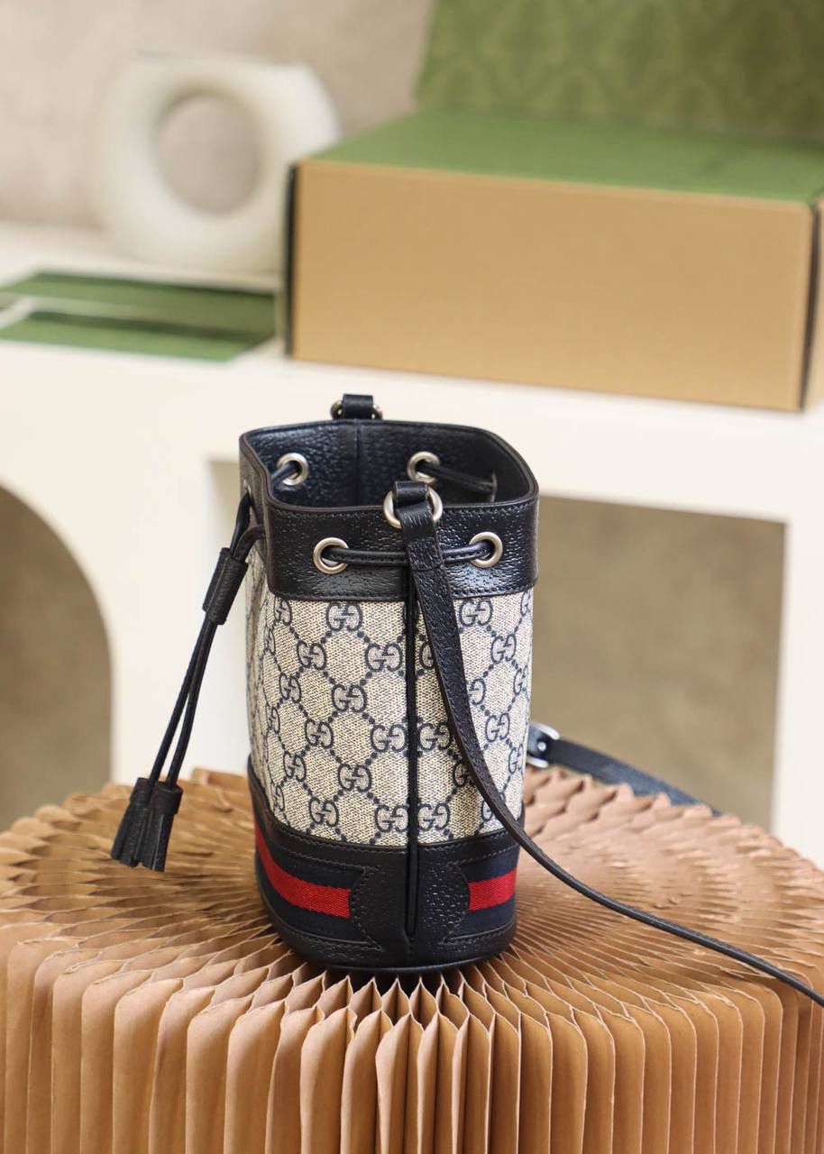 新配色𝑶𝒑𝒉𝒊𝒅𝒊𝒂 𝑮𝑮系列 原厂皮#550620# 🔷尺寸：15.5*19*9cm🔷 新配色𝐌𝐢𝐧𝐢小水桶，搭配全新的配色设计， 颜值真的是长在巅峰的审美上， 一年四季都非常百搭的小水桶造型， 承载着经典著作的味道，却以全新的面貌焕然一新，麻雀虽小，五脏俱全的日常容纳量，也是妥妥的满足了日常出街的使用感！