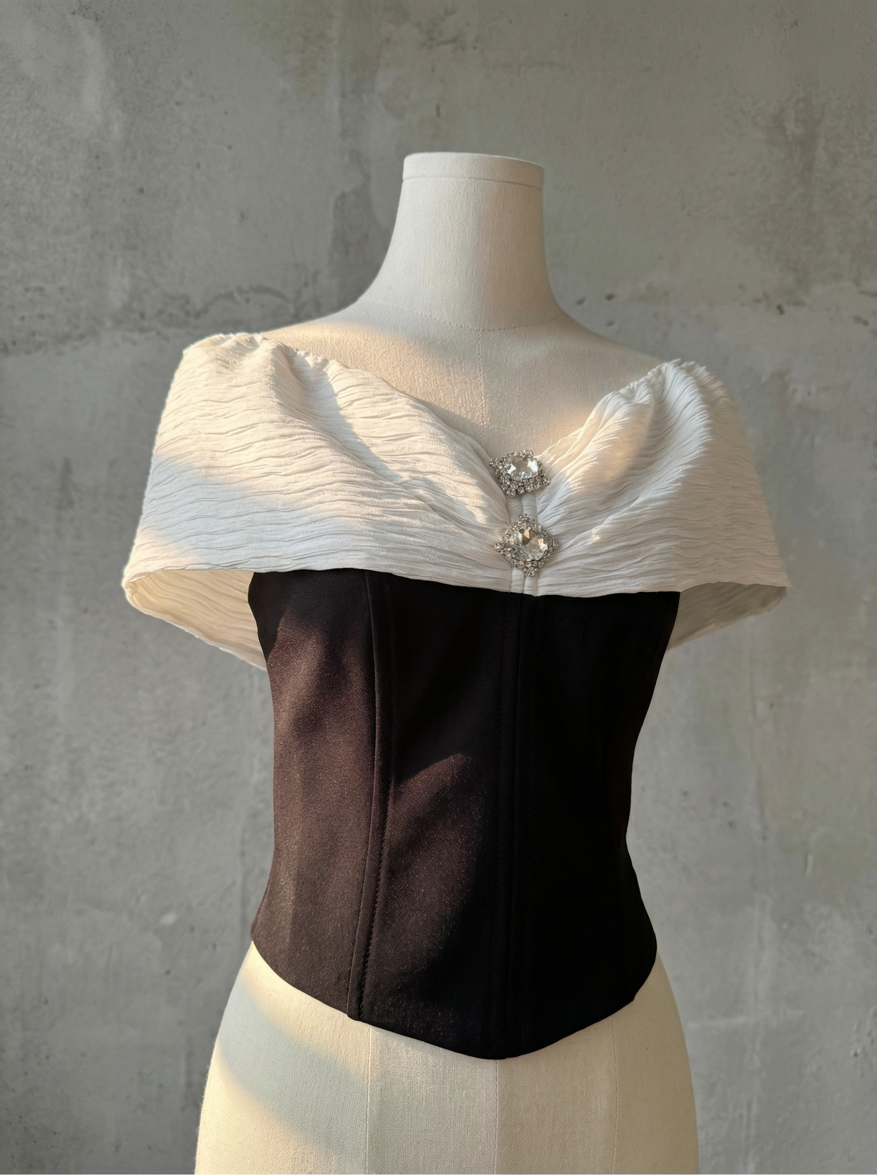 優雅露肩寶石裝飾上衣