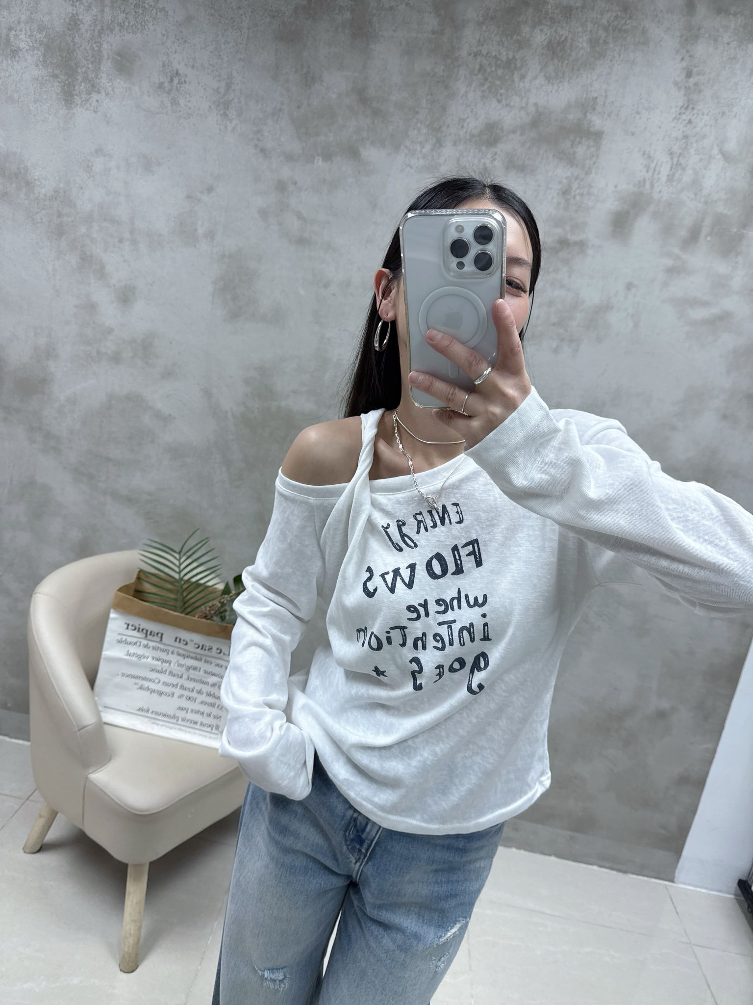 A10 扭結露膊英文字Top