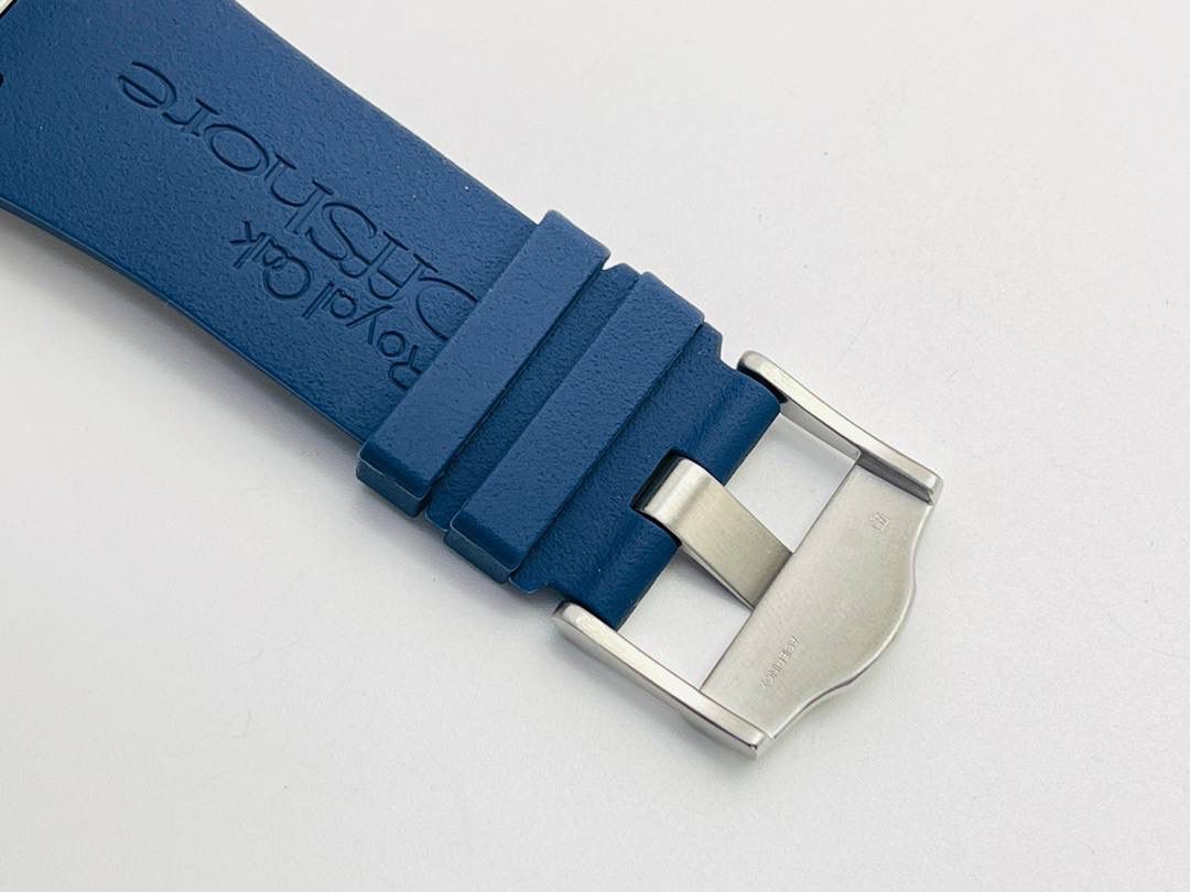 爱彼A P皇家橡树系列水果腕表！ 型号：26703 跑秒计时自动机械男表！搭载原版cal.3124机芯 直径：42MM！ 1⃣️表壳材质选用的904L精钢，经过CNC一次成型锻造了42MM的表径，表壳在经过拉丝工艺多次打磨抛光后做到了无懈可击，包括螺钉也一致还原！ 2⃣️表盘字面格纹错落有致，立体感很强。刻度线粗细程度以及长短均与正品保持一致。条钉时标内部填充超强夜光材料。两组小圆盘对称分布，就像两只小眼睛。盘面内有一圈一圈的放大环，细节处理很到位。 3⃣️橡胶表带表面的磨砂质感很强.采用无味不沾灰尘的进口橡胶，只为提高佩戴的舒适感！ 4⃣️前后玻璃都采用蓝宝石水晶镜面玻璃，镜面通透性也很强。这款腕表采用3124机芯，做到了外观和正品的极其相似，走时精准稳定！