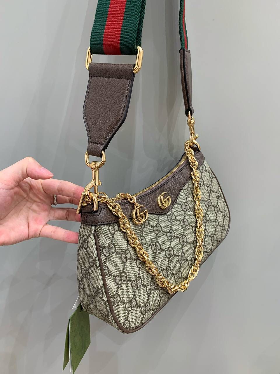 新背景实拍正品级 。Gucc1 ophidia双G链条包（最高版本） 双G版本更好看，确实是很耐看，即使这么久了，现在来看依旧是好看的，还是很想入手的经典款，没想到一向保守的Ophidia系列，现在居然会加上小可爱双G这种元素，居然也不会别扭，反而增加了一些可爱感！💕👜 型号 735132双G 尺寸25/15/6cm