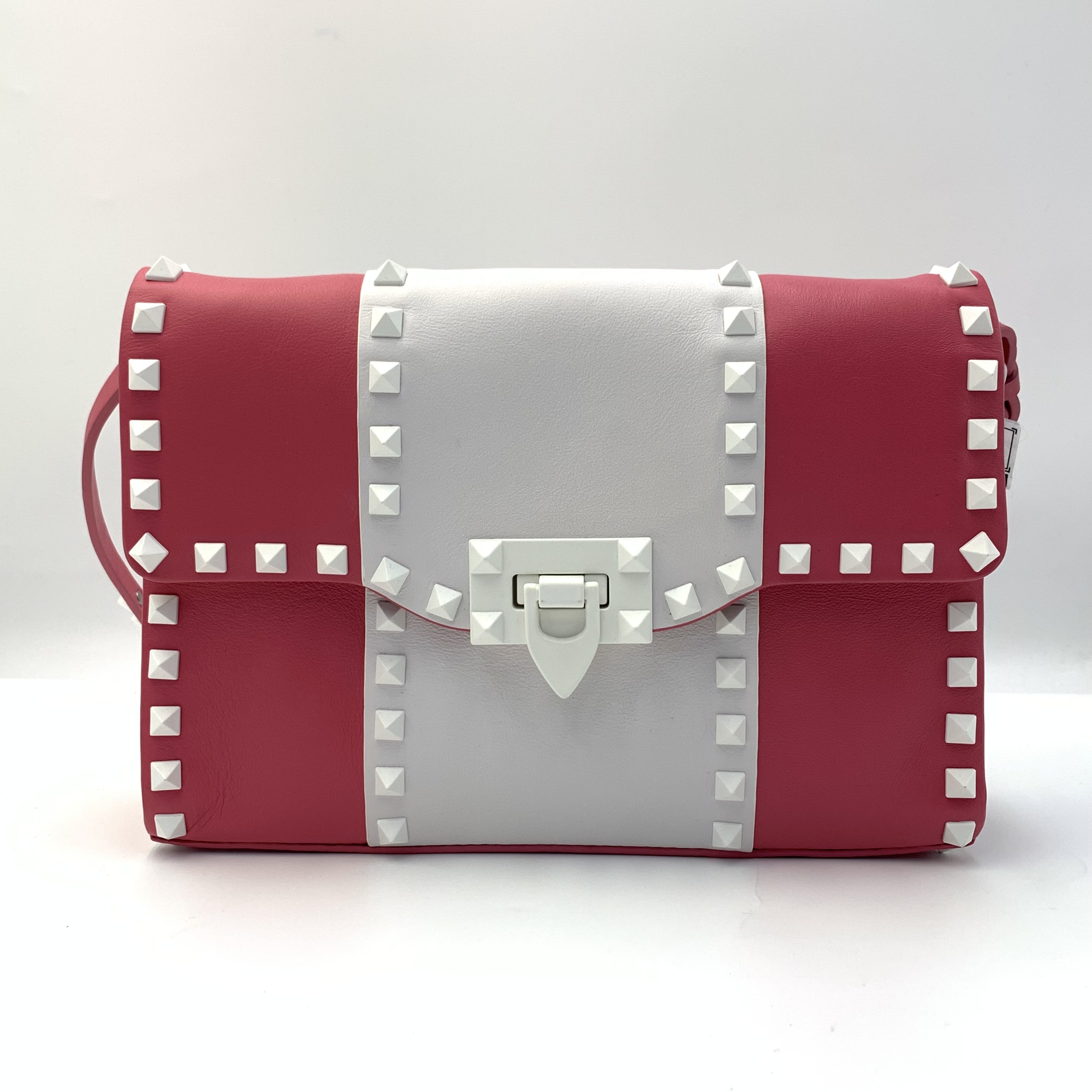 Valentino 鉚釘斜挎包 粉色系搖滾風格飾釘元素
