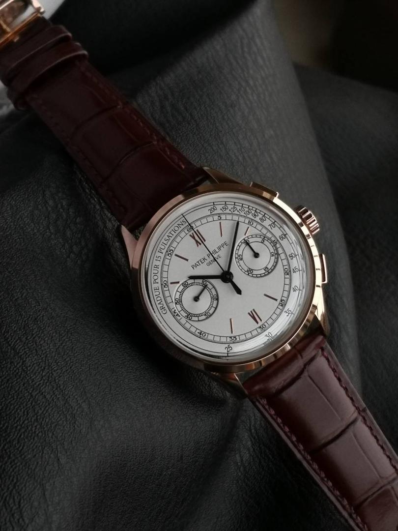 百达翡丽复杂功能时计5170G多功能腕表，堪称腕表精品当中的精品！😍✨🔥 腕表直径为42毫米，作为一款男士腕表，它的表盘大小适中。为我们奉上对称的美感，整个表盘的布局大方得体，包括了如此之多的功能的同时，又不会让人觉得繁杂。 机芯采用了7750机芯完美还原正品诸多功能，提供了强大的时间衡量功能。意大利牛皮表带，专属的灯笼扣，任何季节，任何场所，任何职业人均适合佩戴，让手腕佩戴得更舒适，让气质绽放。此款腕表具有30米防水功能，满足大众日常生活，休闲度假必备腕表。 百达翡丽5170G可以说是腕表中的精品，功能方面的巧妙构思，外观上的合理布局，以及优越的机芯性能，无一不体现出百达翡丽的独特设计，一件经典的艺术品，一件完美的收藏品。