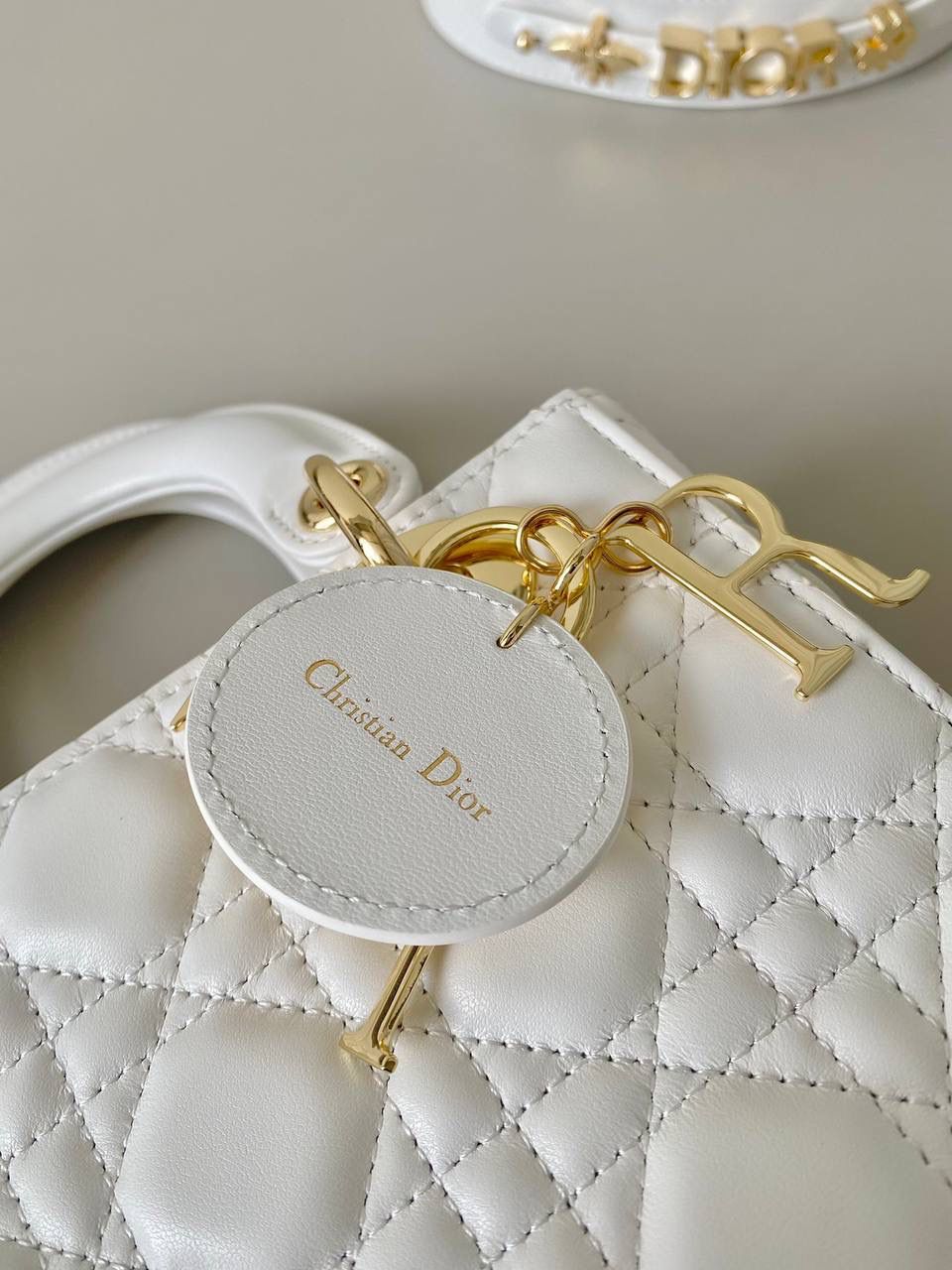 🈶白金 𝗗𝗜𝗢𝗥 𝗟𝗮𝗱𝘆羊皮四格金扣 戴妃作为经典的代表，怎么买怎么对 特别手拎时会显得整个人非常温柔优雅 四格尺寸比三格更大气稳重，不后悔系列 我一直都推荐女生一定要有一只经典款 每个颜色都很好看，完全不需太纠结 进口原厂羊皮➕全钢五金，终极版 （配6个五金图案 全套包装） 20×16.5×8cm 4123m