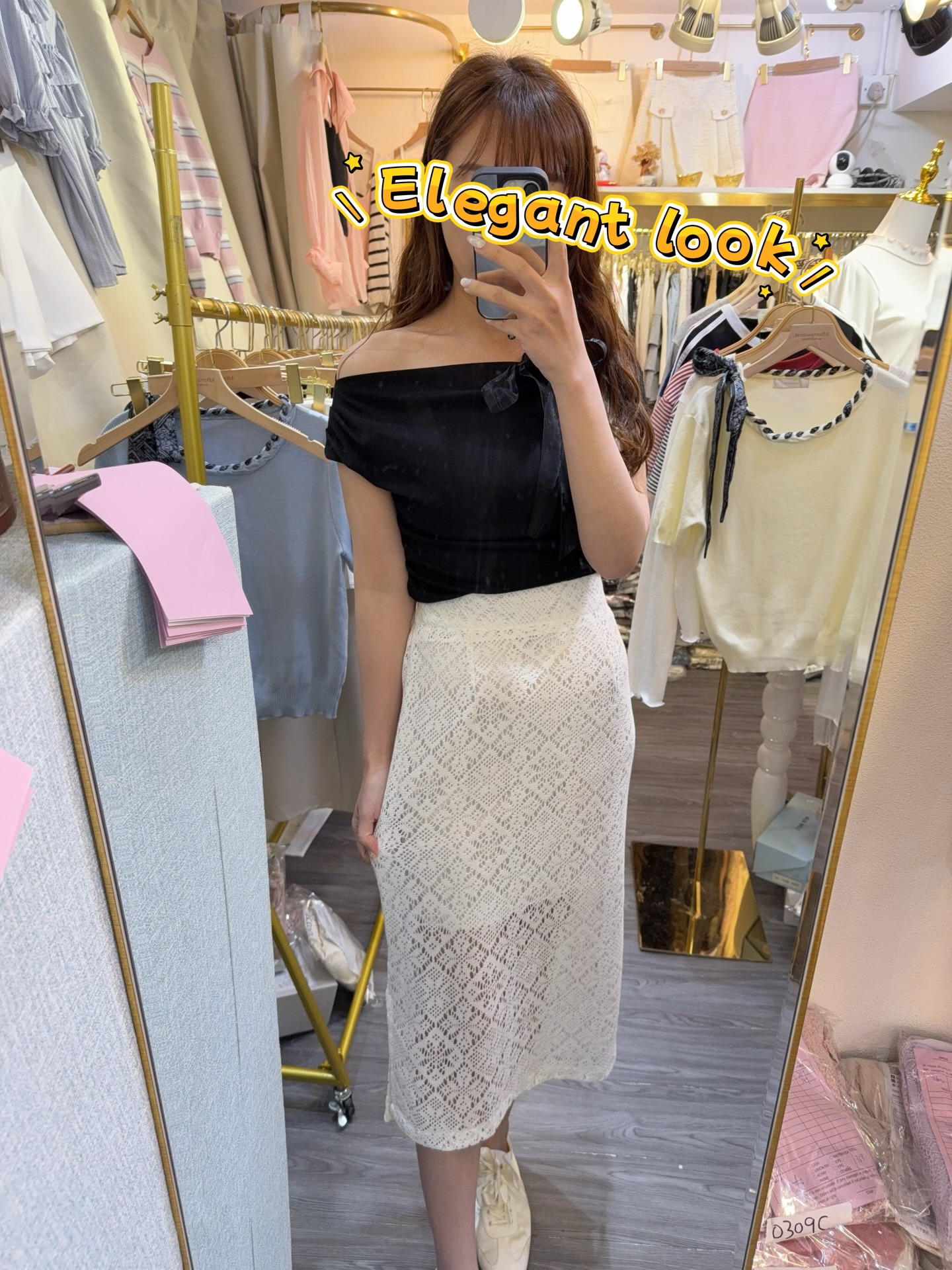 多著法溫柔絲帶上衣💕簡單着又得 一字膊着都得🤍 絲帶着出高貴感黑色超爆瘦 白色仙氣Lace裙真的是必買的 很少喱士裙會不顯肚子超完美cutting