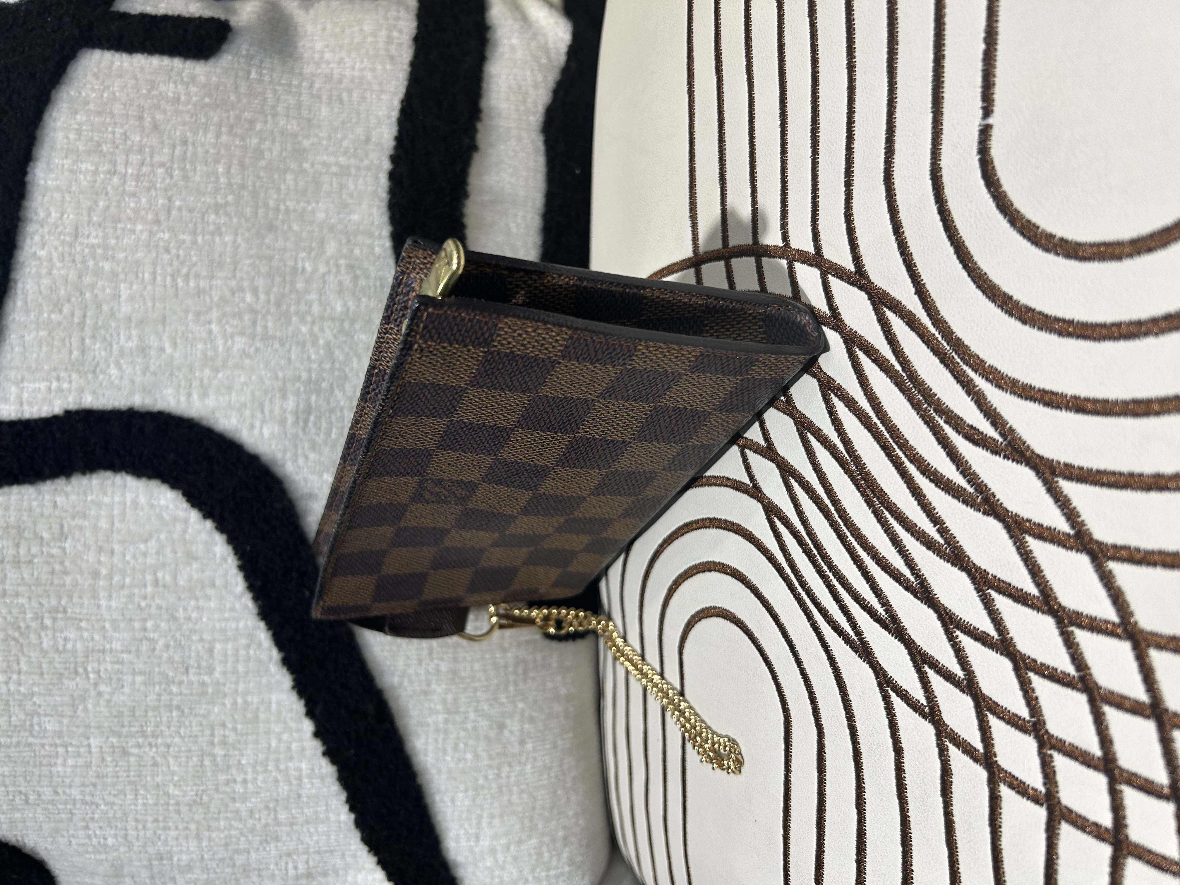 LV Pochette Damier 100%Authentic, 95%new